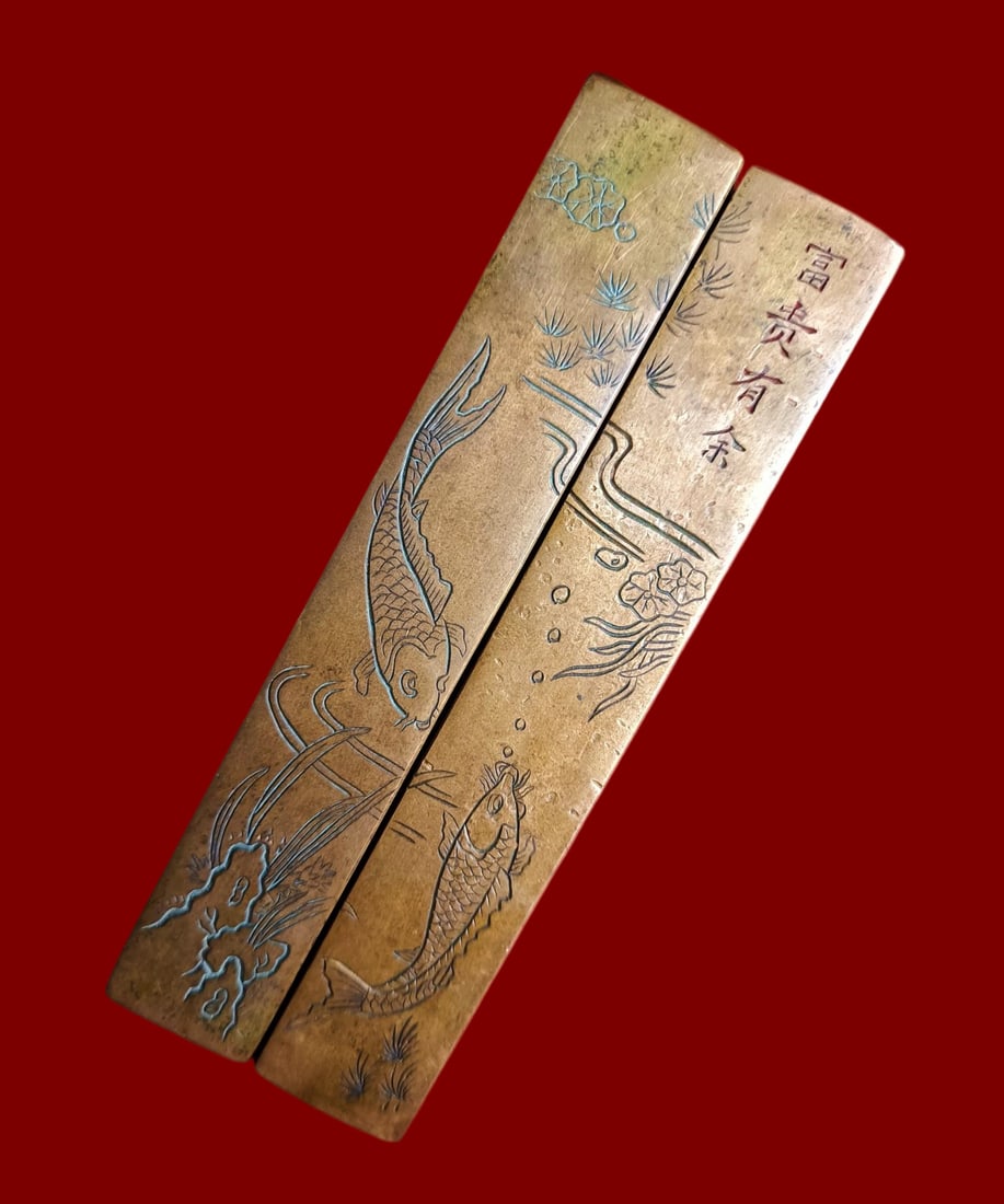 Old brass paperweight: A pair of old brass paperweights, well-preserved, finely crafted, with a thick patina, measuring 12cm in length, 2cm in width, and 1cm in thickness, weighing 387 grams. Provenance:From a noted private