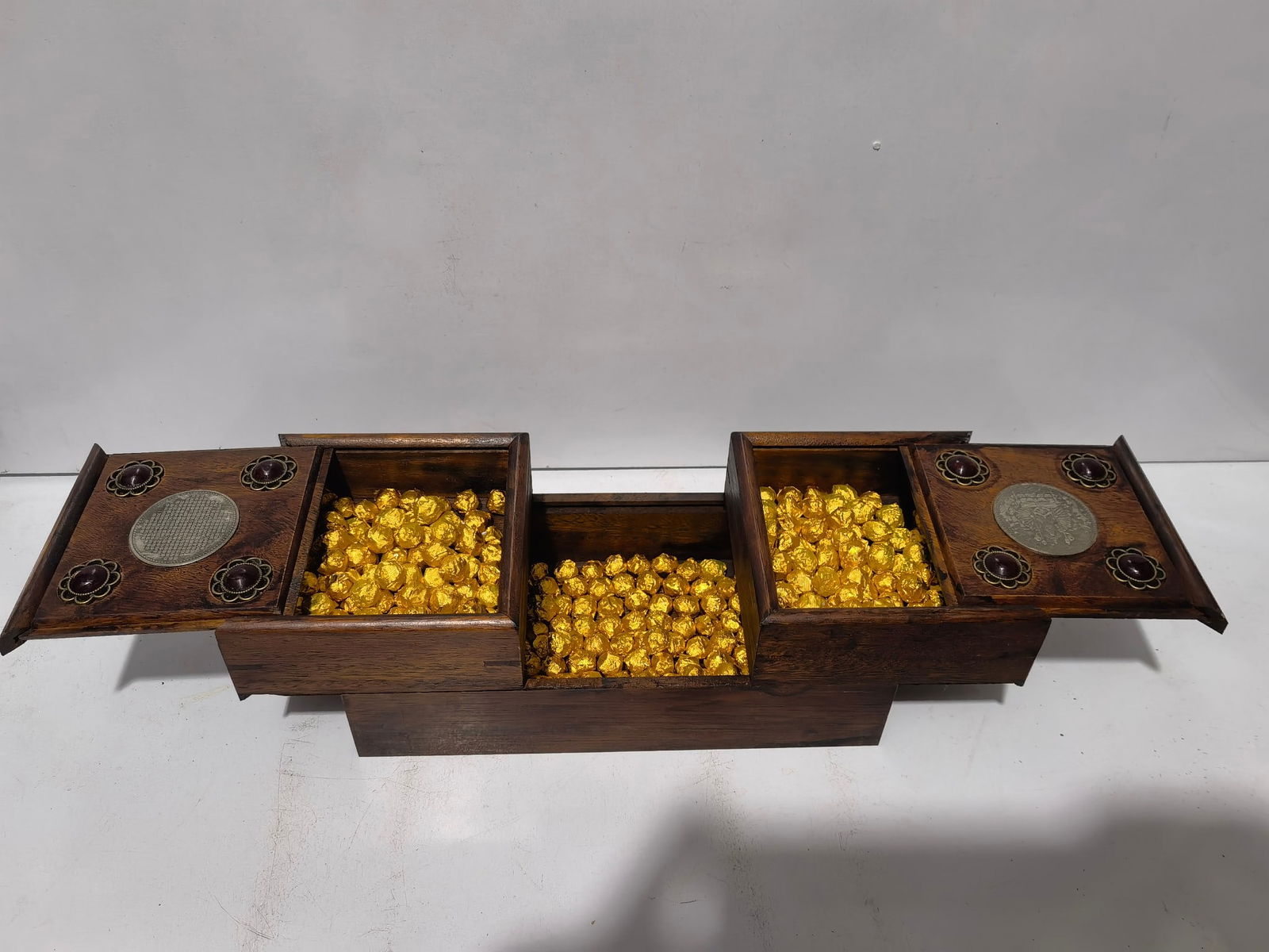 Tea paste, 300g, packaged in a multi-treasure jewel box.: Tea paste, 300g per box, packaged in a multi-compartment gemstone box, box dimensions: 23 x 12 x 10 cm. Provenance:from a private collector in Bucharest, Romania. Our cooperative logistics services pr