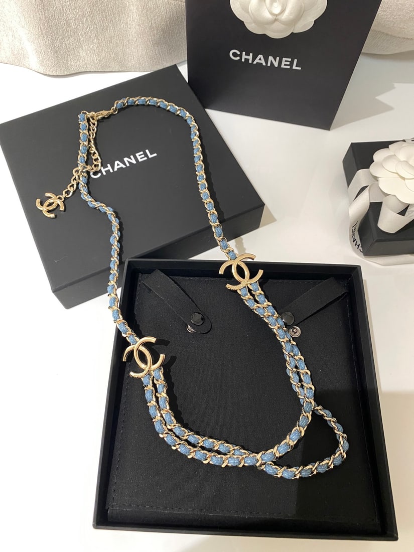 Chanel necklace: Chanel 25P light gold double C blue denim chain waist chain/sweater chain. Two in one design: light blue denim with chain detailing, sweet and cool, casual and stylish, youthful and unique. Can be use