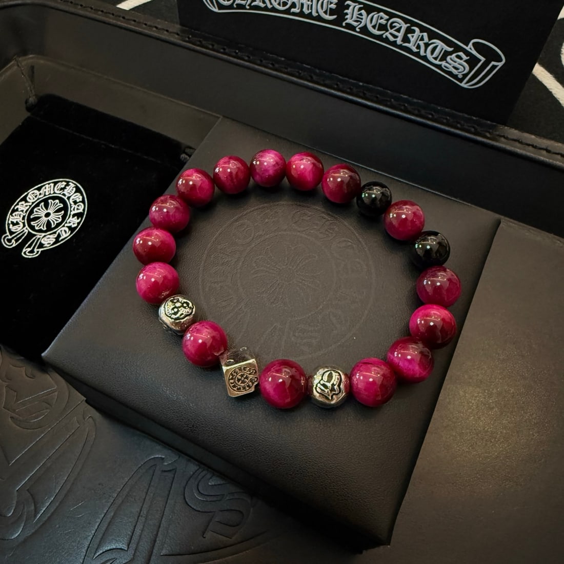 Chrome Hearts: Chrome Hearts classic retro multi element bracelet/bracelet features embossed designs and various patterns, creating a unique style. The scout crest is Chrome Hearts' signature, ensuring its enduring