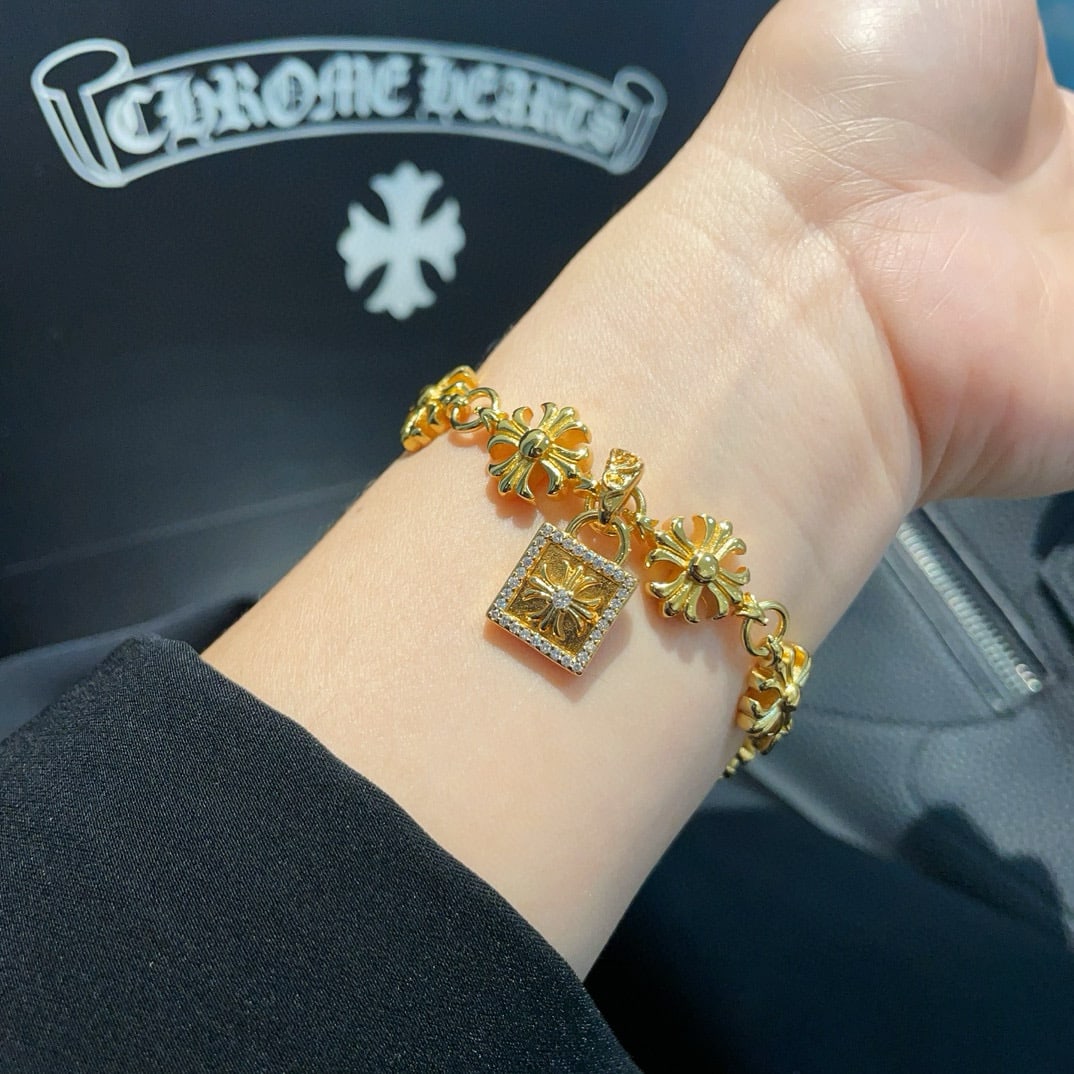 Chrome Hearts: The Chrome Hearts lettering square bracelet features a unique design with embossed patterns and varied designs. The lettering and scout emblem are Chrome Hearts' signature, ensuring its enduring appea