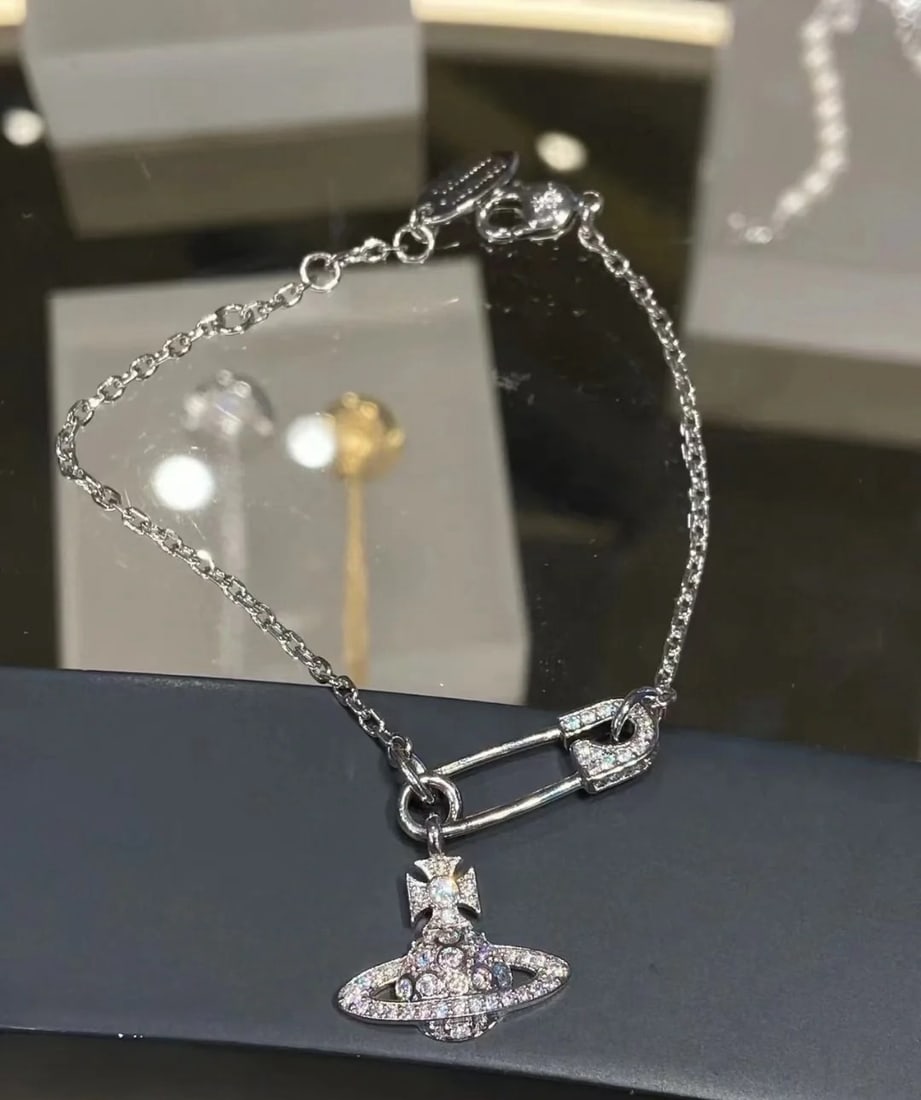 Vivienne Westwood bracelet: The Vivienne Westwood bracelet is elegant, sophisticated, and exquisitely crafted, exuding youthful energy. It's instantly captivating with its beautiful color combination. We offer in house shipping