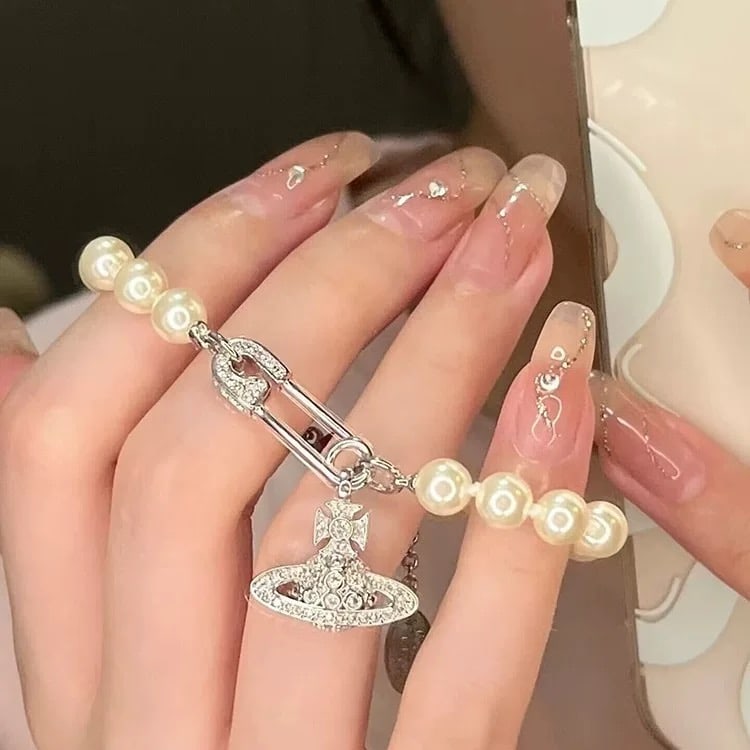 Vivienne Westwood bracelet: The Vivienne Westwood bracelet is elegant, sophisticated, and exquisitely crafted, exuding youthful energy. It's instantly captivating with its beautiful color combination. We offer in house shipping