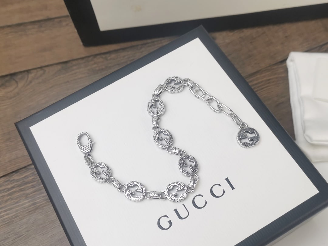 GUCCI bracelet: The Gucci vintage patterned double G logo bracelet is adorned with exquisite Arabic engravings. Eight interconnected double G pendants, representing the brand's iconic logo, offer a novel interpretati