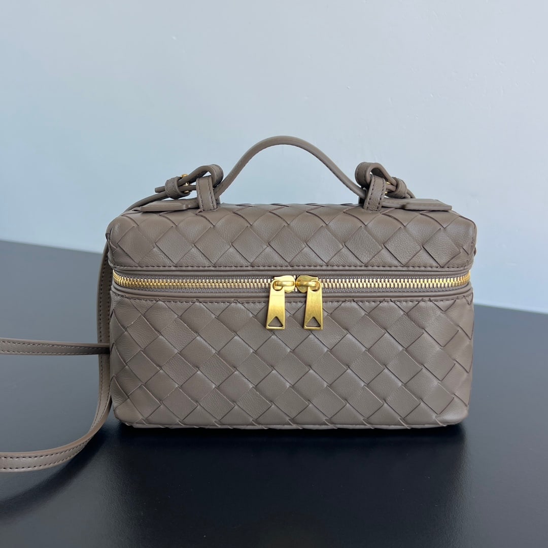 Bottega Veneta Vanity Case (1 of 8)