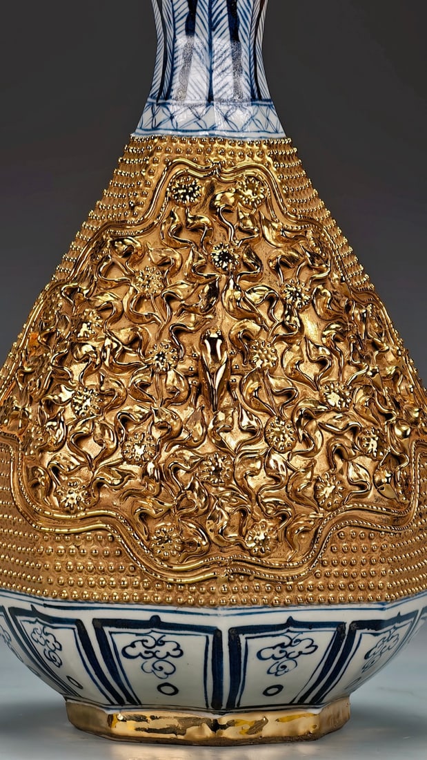 Yuan Dynasty Zhizheng Phagspa script Yuan Dynasty blue and white porcelain with gold-painted windows: Yuan Dynasty (1360-1365) blue and white porcelain vase with gilt-painted windows and carved floral "Mandarin Duck" design, featuring a melon-shaped garlic head shape. The vase is exquisitely crafted,