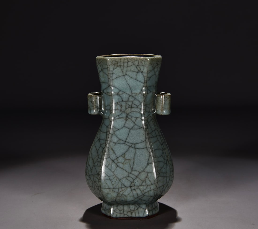 Formerly in the collection of a Song Dynasty official kiln celadon octagonal vase with rolled: A Song Dynasty official kiln celadon octagonal vase with rolled handles, formerly in my collection! Dimensions: Height 25 cm, Width 15 cm. Provenance:From an old private estate in Paris, France. The p