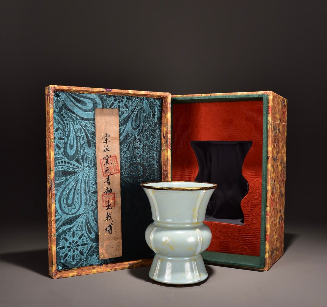 A Song Dynasty Ru ware celadon vase with protruding flanges, formerly in the Qing Palace collection.: A Song Dynasty Ru ware celadon vase with protruding flanges, formerly in the Qing Palace collection! Dimensions: Height 18 cm, Width 14 cm. Provenance:Private collection from a professor in Heidelberg