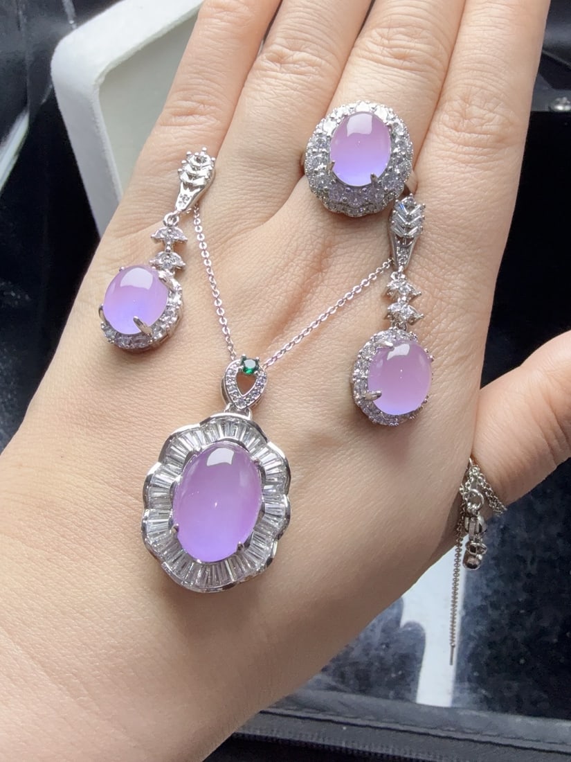 A luxurious jadeite set featuring 925 ivory jasper with diamond accents.: The jadeite, a 925 ivory variety with icy texture and diamonds, is a luxurious "set" featuring a translucent, lustrous, and exquisitely three dimensional gemstone with a rounded and full shape, perfec