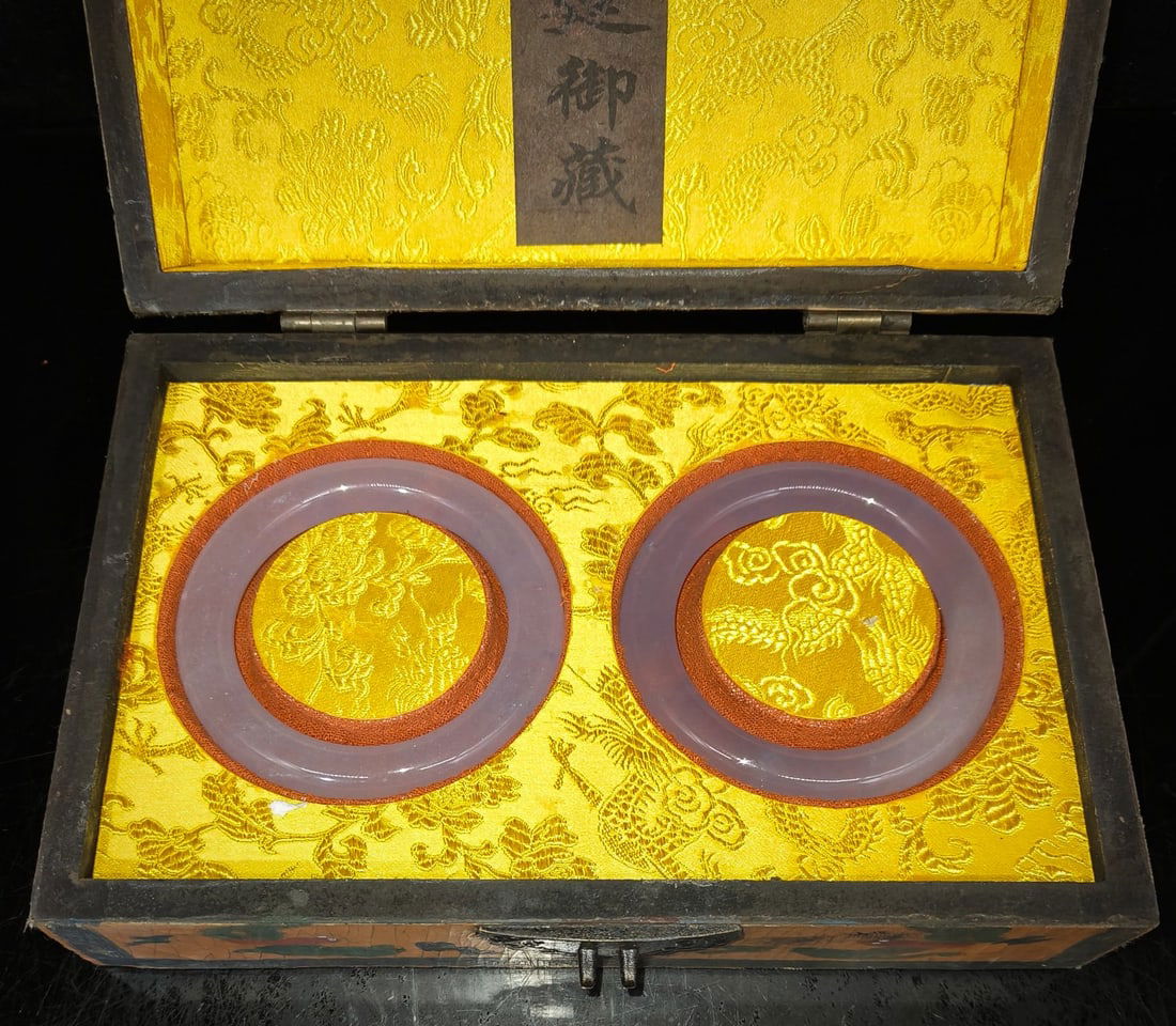 Two high quality jadeite bracelets were found inside a lacquerware box from the Qing Dynasty (1 of 7)