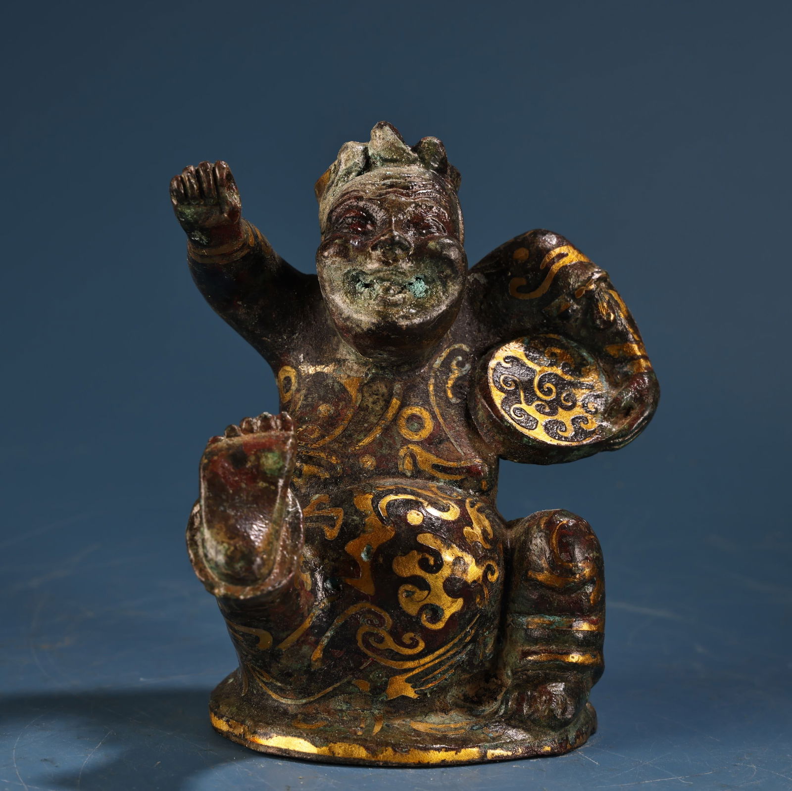 Bronze Inlaid Gilt Waist Drum Figure: A rare bronze inlaid waist drum, a valuable antique from a rural collection, crafted with exquisite artistry. Weighing 400 grams, it measures 11 cm in height and 8.5 cm in width. Provenance:Private co