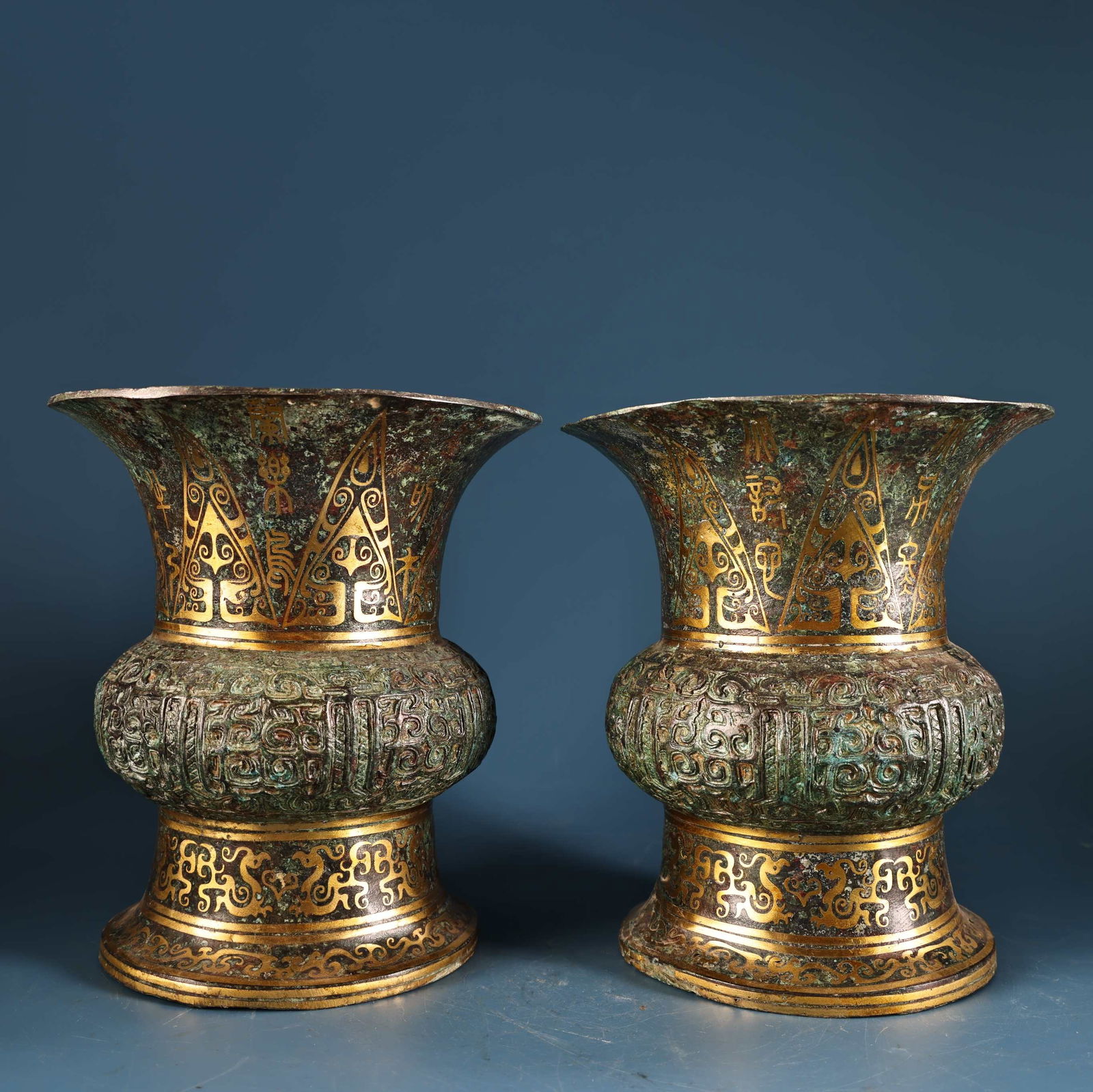 A pair of bronze flower drums: A pair of exquisite bronze inlaid gilt flower drums, acquired during a rural trip. The craftsmanship is superb, the shape and style are beautiful, each weighing 1700 grams, 18 cm high and 16 cm wide.