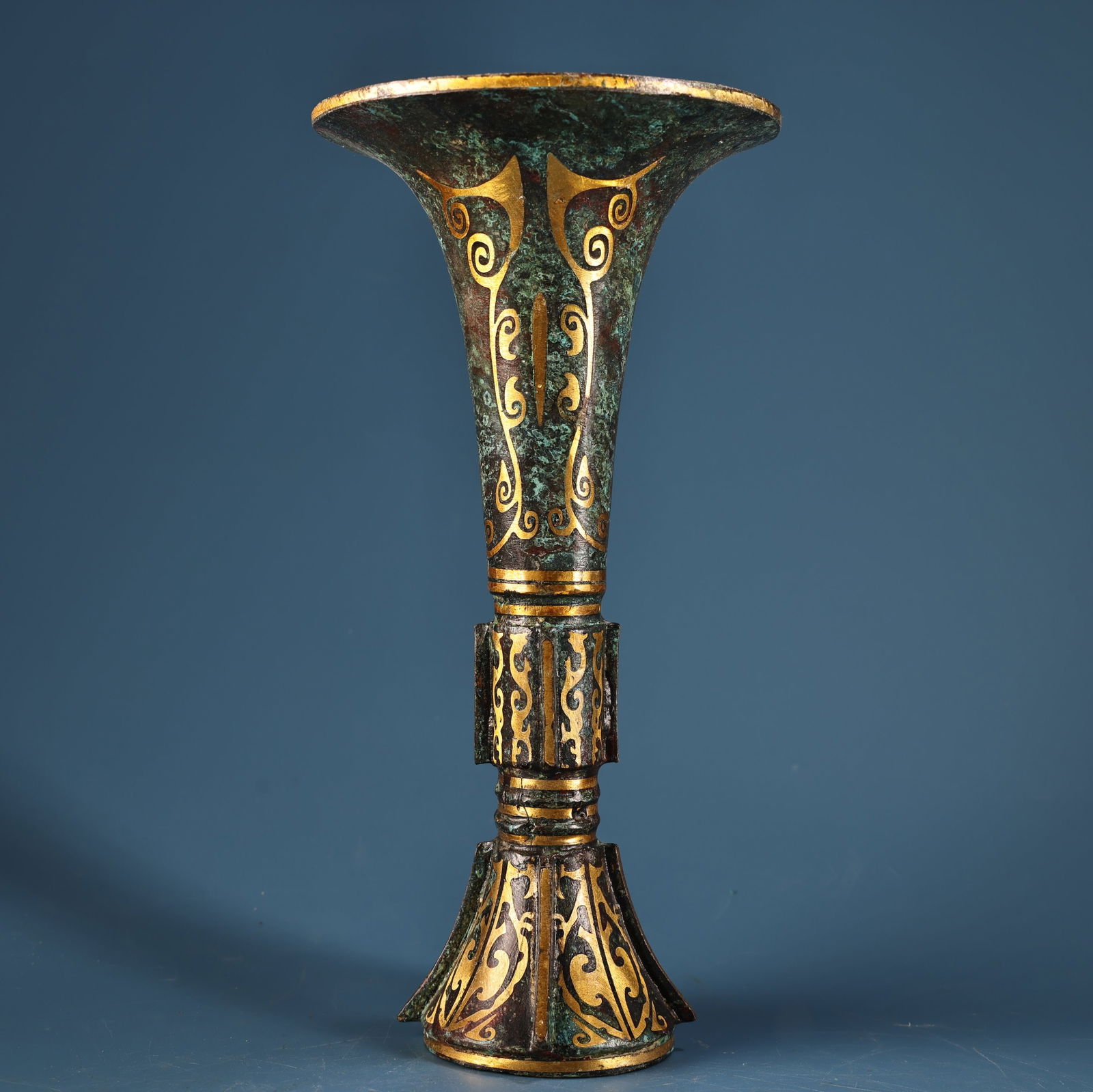 Bronze ware with gold inscribed flower drum: A rare antique bronze drum with gold leaf inscription, collected during a trip to the countryside. Exquisitely crafted and beautifully designed. Weighs 550 grams, 23 cm high, and 11.5 cm wide. Provena