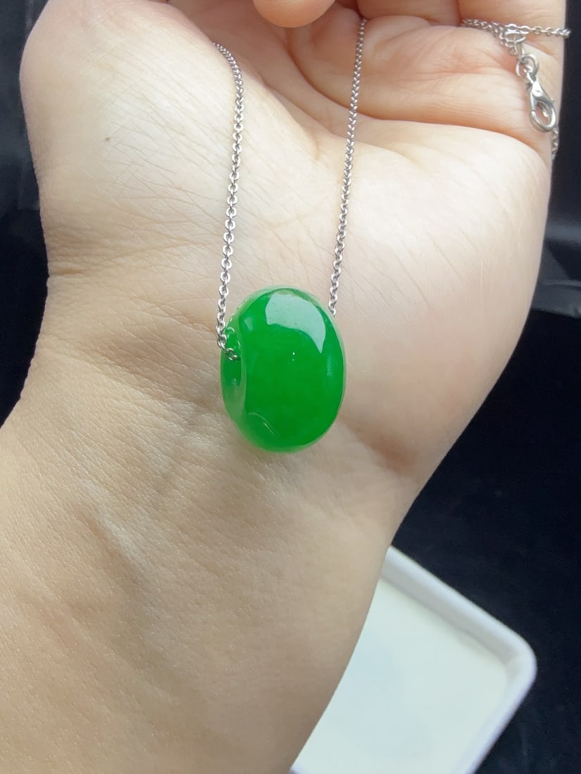 Jadeite of the glutinous type, full green color, "Lulu Tong" (meaning "good fortune for all (1 of 9)