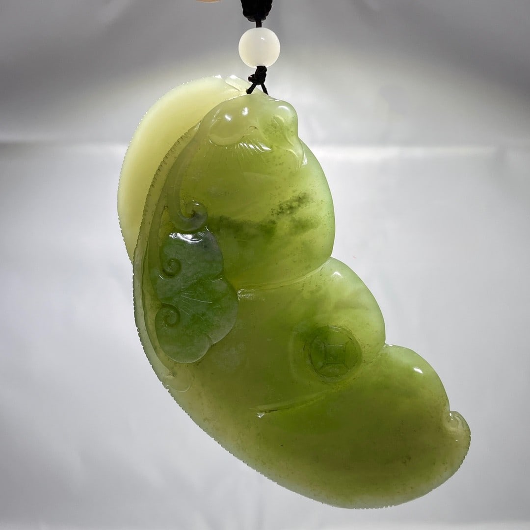High-quality icy jadeite bean pendant with floating flowers: High-quality icy jadeite bean pendant with floating flowers Provenance:from a private collector in Bucharest, Romania. Our cooperative logistics services provider expertly handles both domestic and gl