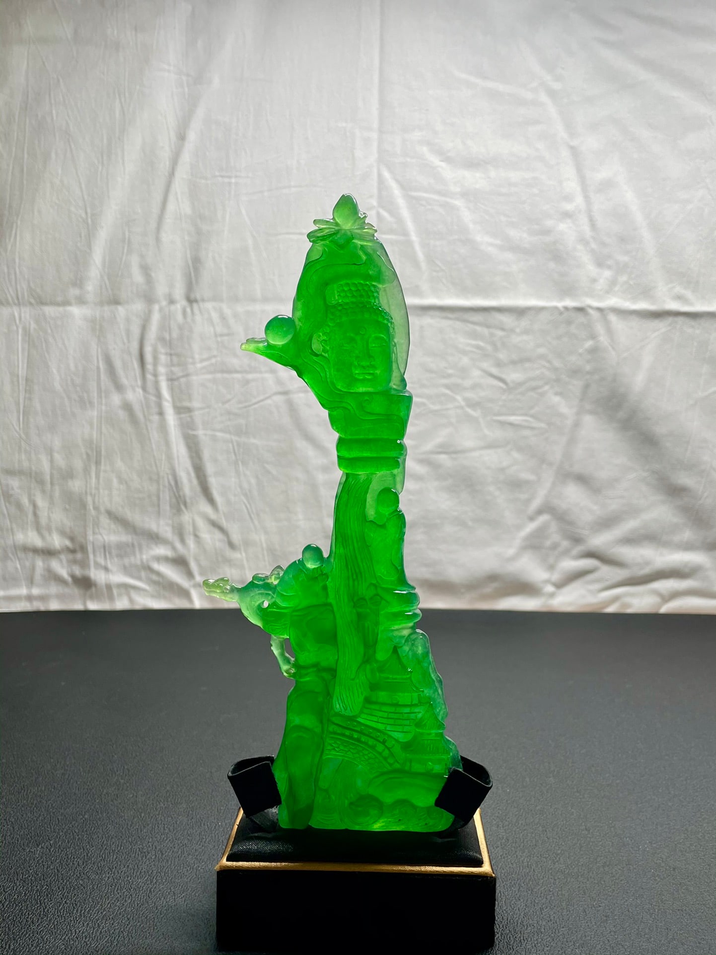 High-Ice Imperial Green Dragon Stone Jadeite "Zen Meditation" Ornament: This is a high-quality jadeite "Zen Meditation" ornament made of Imperial Green Dragon Stone. The carving is exquisite, the jadeite is translucent and flawless, with excellent translucency and clarity