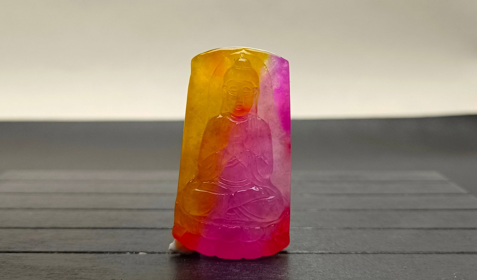 Top-grade dragon stone type, colorful, extra-large and extra-thick jadeite Buddha pendant: Top-grade dragon stone jadeite Buddha pendant, multicolored, extra-large and extra-thick, with excellent translucency, absolutely perfect, carved from a single piece of material, can withstand ultravi