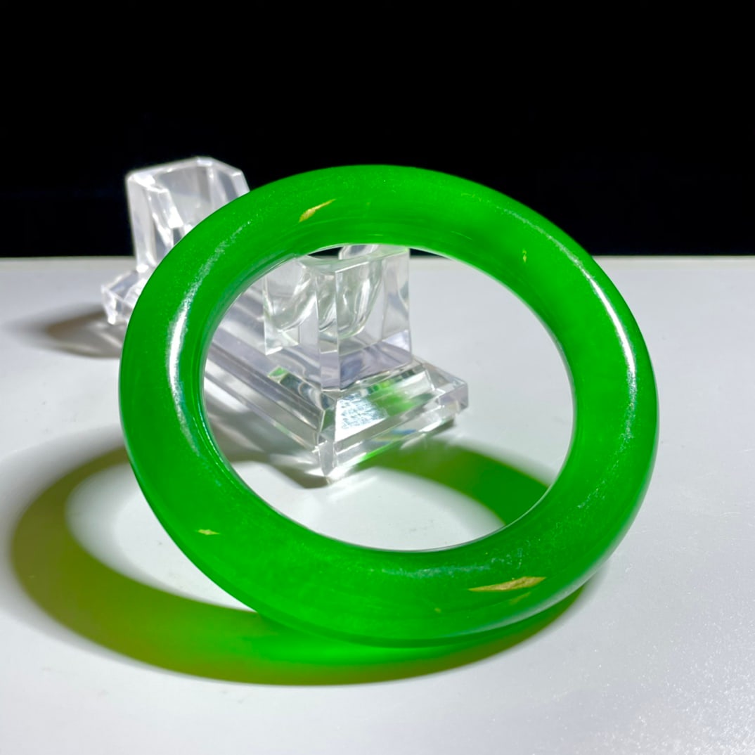 High-ice jadeite bangle: High-ice jadeite bangle Provenance:Private collection from a professor in Paris-Saclay University. Our cooperative logistics services provider expertly handles both domestic and global shipping