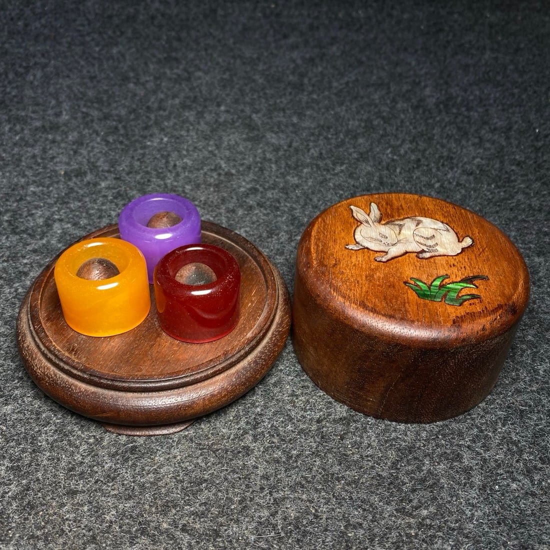 A jade thumb ring is treasured inside a rosewood thumb ring box inlaid with mother-of-pearl.: A jade thumb ring is treasured inside a rosewood thumb ring box inlaid with mother-of-pearl. Provenance:Private collection from a professor in Paris-Saclay University. Our cooperative logistics