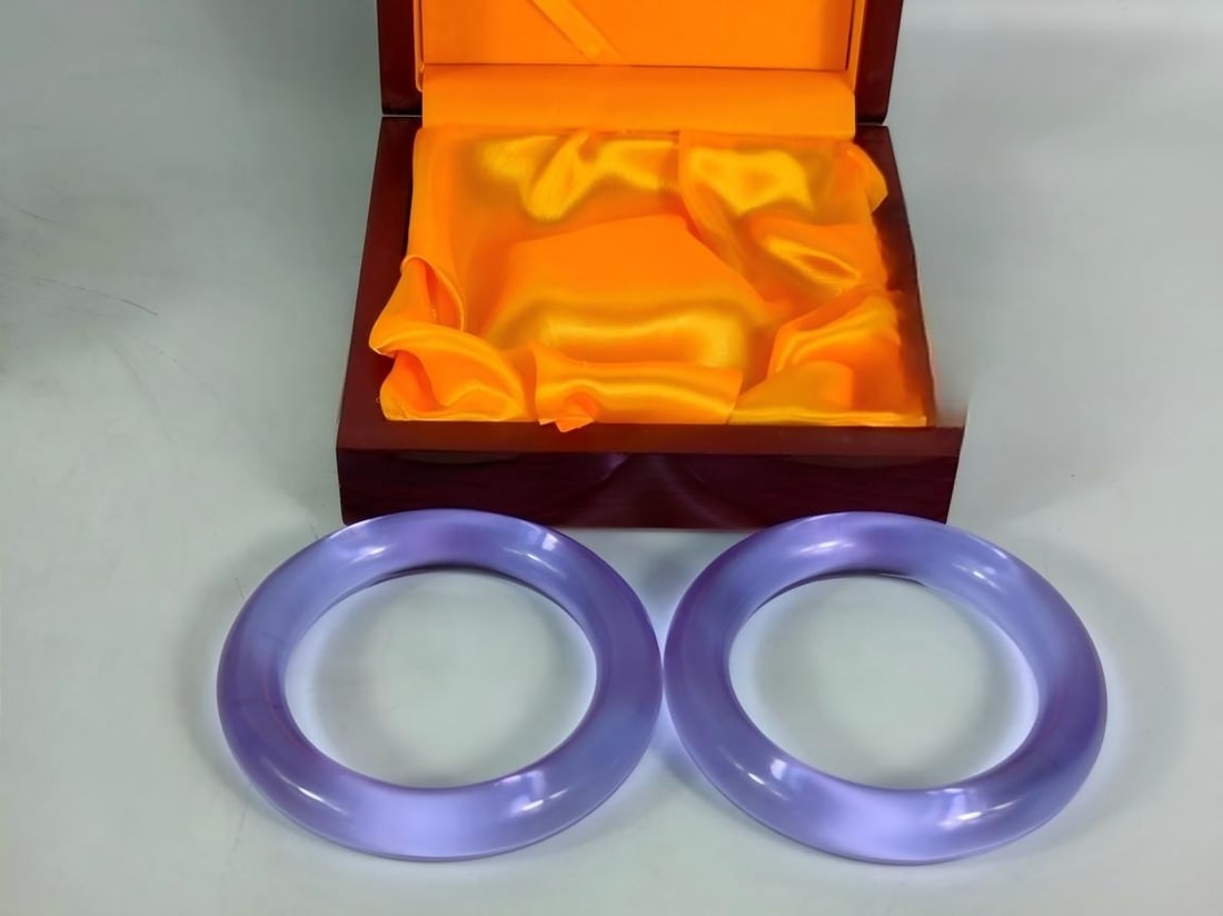 Violet gemstone bracelet in a rosewood box: A violet gemstone bracelet in a rosewood box, 14mm thick, 58mm inner diameter, weighing 155g. Box dimensions: 13x13x5cm. Provenance:Private collection of a retired doctor, Sydney, Australia. Our coope