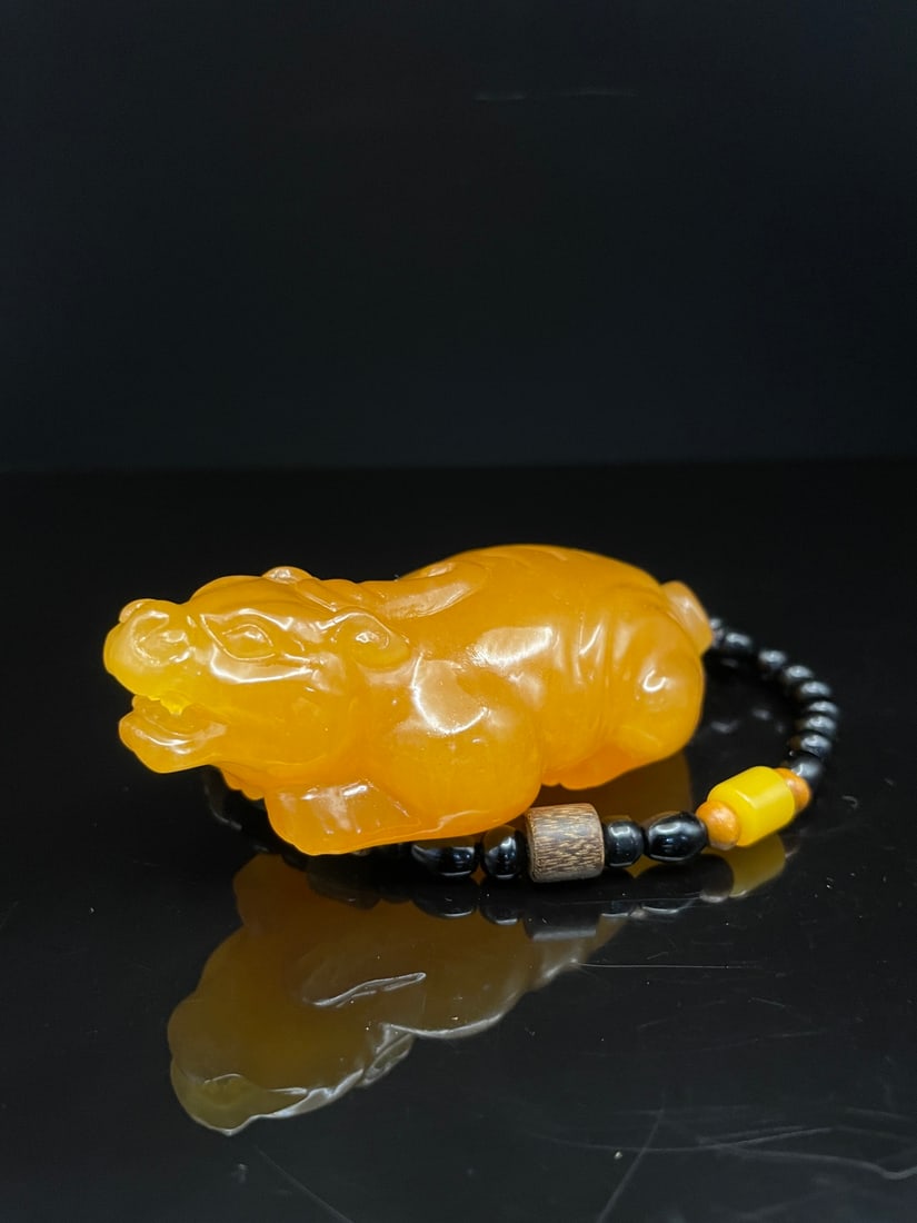 Shoushan stone Tianhuang grade Indonesian gold Tianhuang stone hand-held piece: Rare and well-preserved piece. Exquisite Shoushan stone, grade Tianhuang, from Indonesia. Dimensions: 9 x 4.2 x 2.8 cm. Weight: 168g. Provenance:Private collection from a professor in University of Le