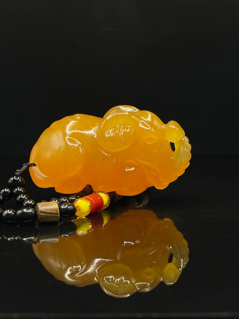 Shoushan stone Tianhuang grade Indonesian gold Tianhuang stone hand-held ornament: Rare and well-preserved piece. Exquisite Shoushan stone, grade Tianhuang, Indonesian golden Tianhuang stone. Hand-held/ornamental piece. Dimensions: 7.7 x 3.8 x 3.8 cm. Weight: 170g. Provenance:Privat