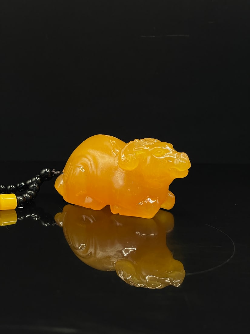 Shoushan stone Tianhuang grade Indonesian gold Tianhuang stone hand-held ornament: Rare and well-preserved piece. Exquisite Shoushan stone, grade Tianhuang, Indonesian golden Tianhuang stone. Hand-held/ornamental piece. Dimensions: 8 x 4 x 3.8 cm. Weight: 172 g. Provenance:Private c