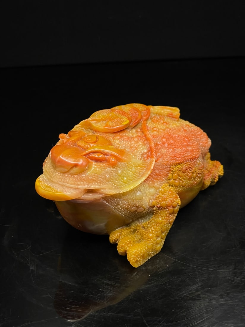 Shoushan stone Tianhuang grade Tianhuang stone cicada hand-held ornament: Rare and well-preserved piece. Exquisite Shoushan stone, Tianhuang grade, cicada-shaped hand-held ornament. Dimensions: 12.3 x 5.8 x 7.7 cm. Weight: 568 g. Provenance:Private collection, Vienna, Austr