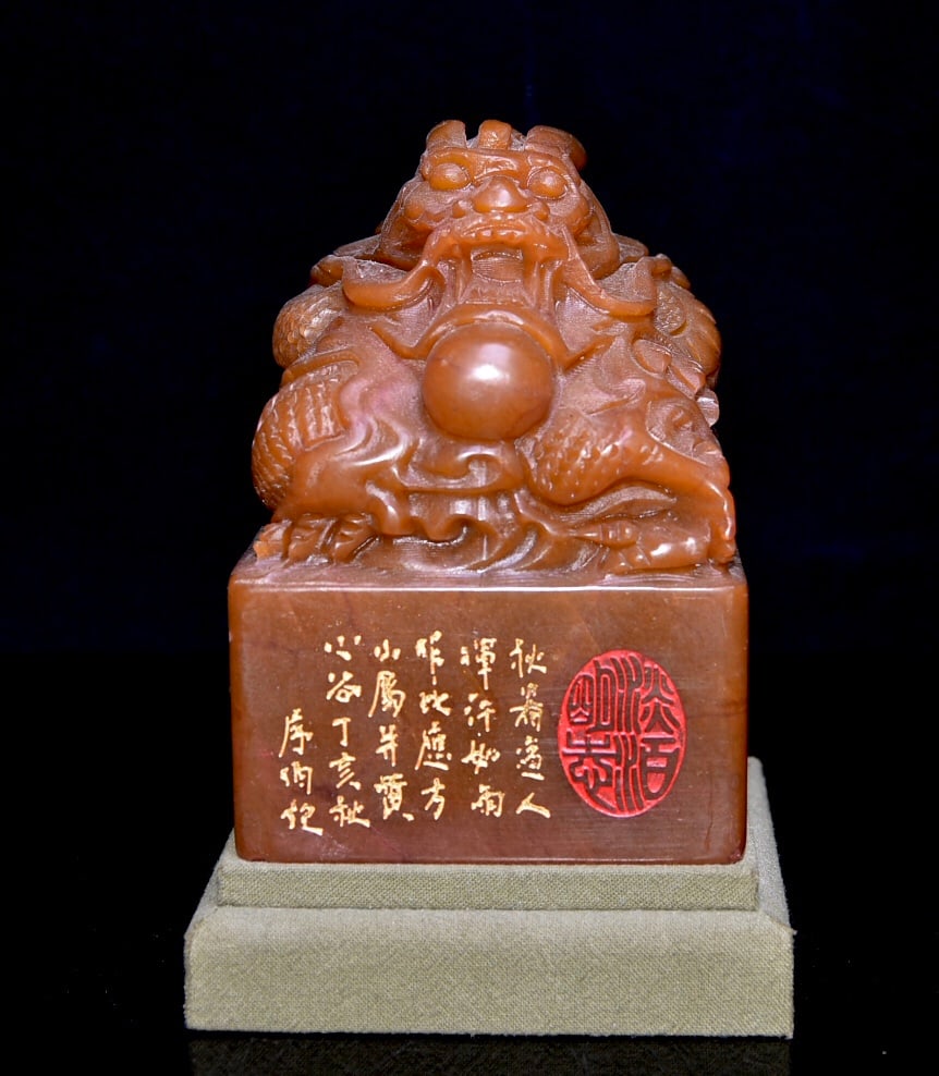 Old wooden box containing Shoushan stone and Tianhuang stone ornaments: This is a vintage Shoushan stone and Tianhuang stone seal, a finely crafted piece from a collector's collection. The stone is translucent and hard, with exquisite carving and lifelike details. Visible