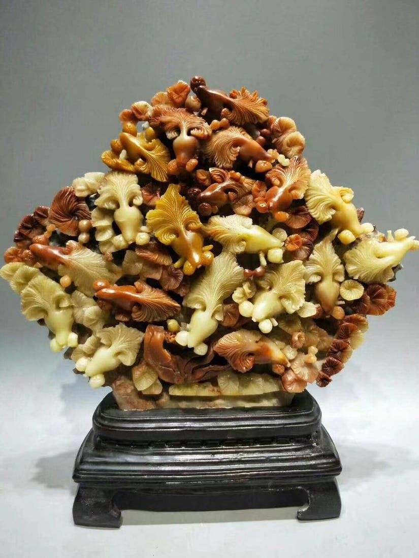 Shoushan Stone "Gold and Jade Abundance" Ornament: This Shoushan stone "Gold and Jade Abundance" ornament is exquisitely carved, well-preserved, shows obvious signs of aging, has a fine texture, and natural color patina. It measures 33cm in length, 30