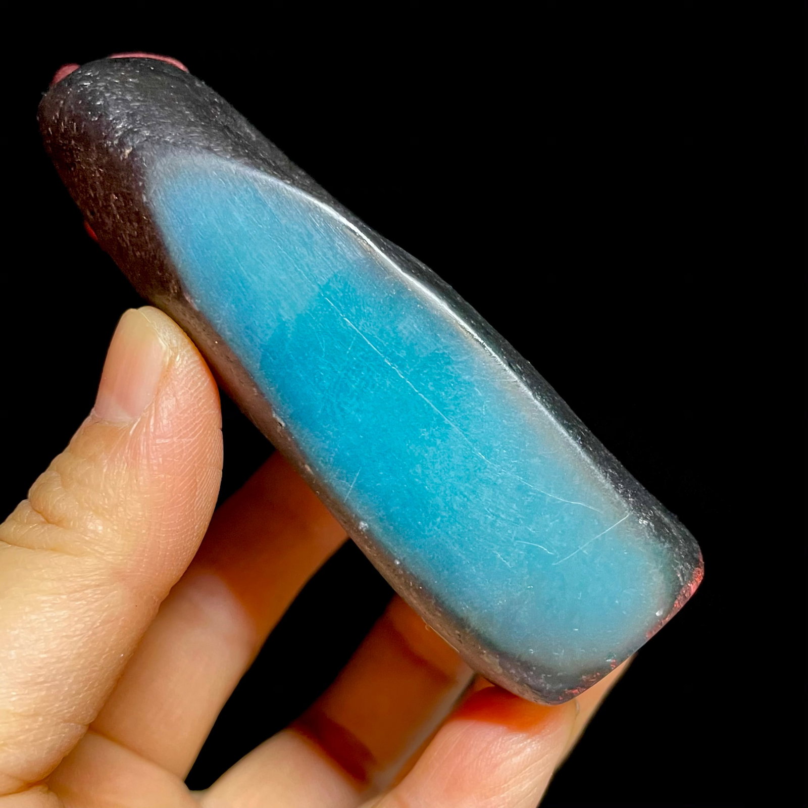 Tianhuang stone with skin on the cut surface seal: Tianhuang stone seal with cut surface and skin, 8.5 x 5.2 x 2.8 cm, weighing 260 g. Provenance:Private collection, Amsterdam, the Netherlands. Our cooperative logistics services provider expertly hand