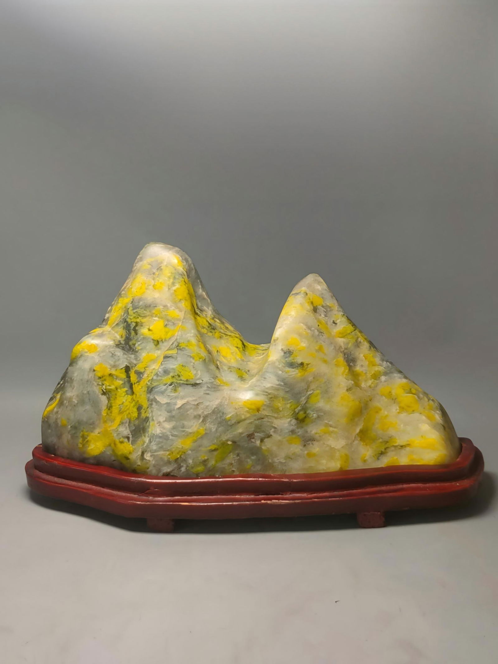 Shoushan stone ornaments: Fine Shoushan stone ornament dimensions: 29X5X15CM, base: 32X8X3.5CM, height including base: 17.5CM, weight: 4.4G Provenance:Private collection, Amsterdam, the Netherlands. Our cooperative logistics s