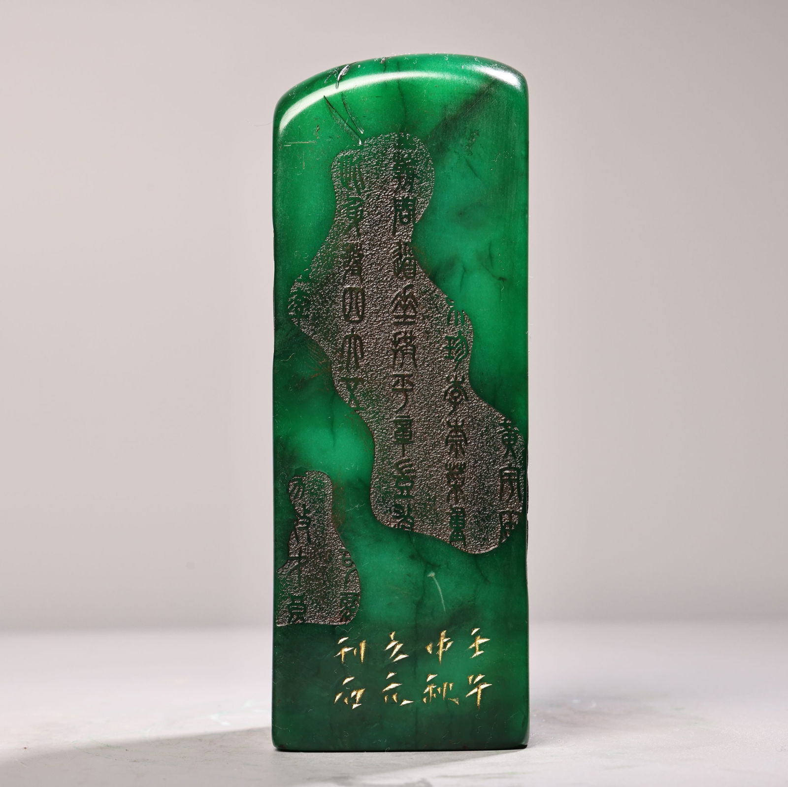 Shoushan stone green and yellow material for carving seals: Rare antique, acquired during a trip to the countryside. Exquisitely carved seal made of top-quality Shoushan stone, green and yellow varieties. 1400g in weight, 15cm high, 6cm wide. Provenance:Privat