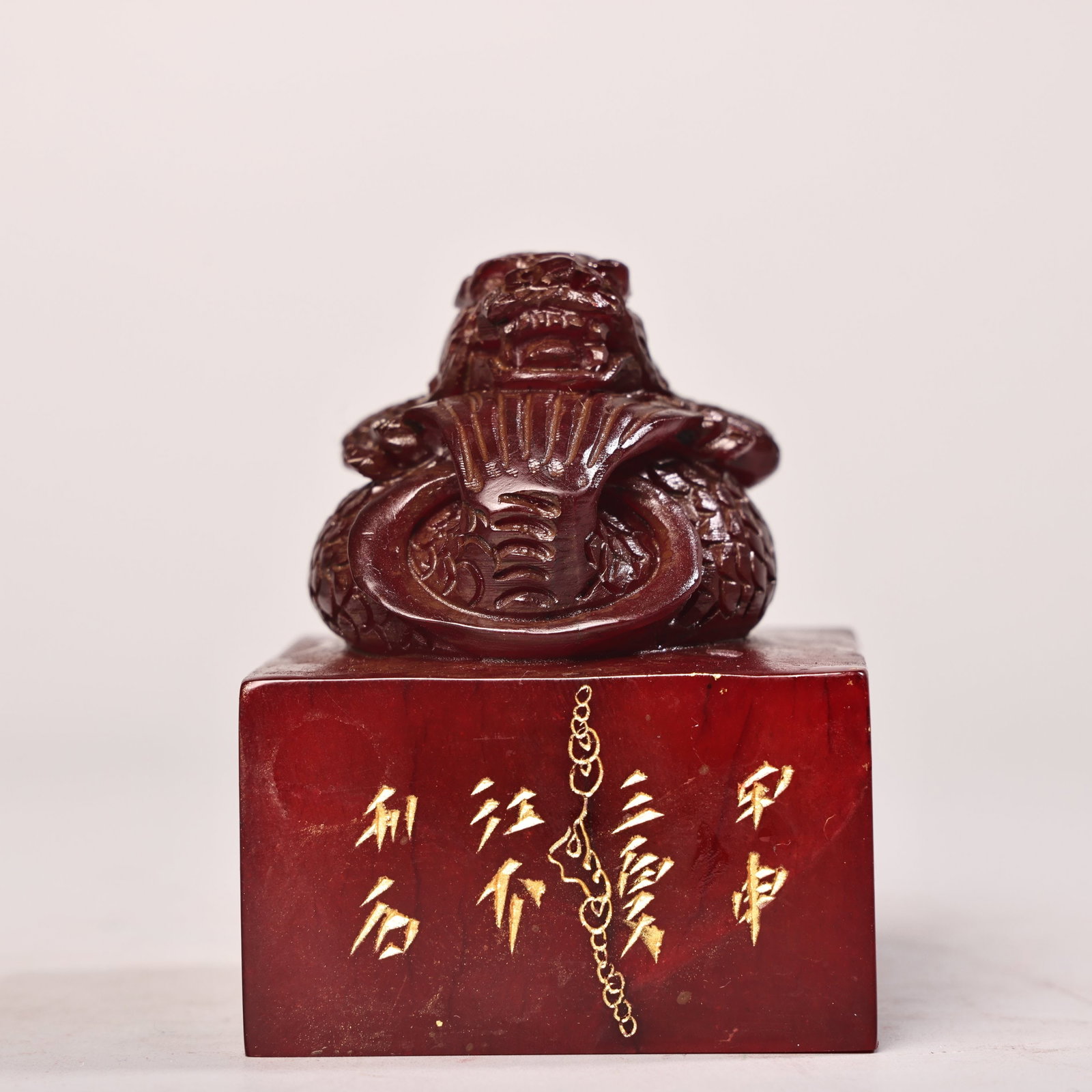 High-relief carving of Shoushan stone red and Tianhuang material seal ornament: Rare high-relief carving of a Shoushan stone seal made of red and Tianhuang materials, from a rare collection. Exquisite craftsmanship and beautiful design. Weighs 500g, 8cm high and 6cm wide.