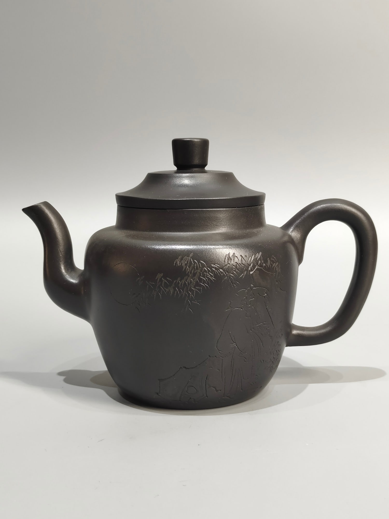 A treasured piece from the old collection, made in the spring of 1963 by Jingzhou. The base bears: A rare and well-preserved teapot, made in the spring of 1963 by Gu Jingzhou. The base bears the inscription "Gu Jingzhou," and the lid is marked "Gu Jingzhou." Made of yellow clay, this teapot is