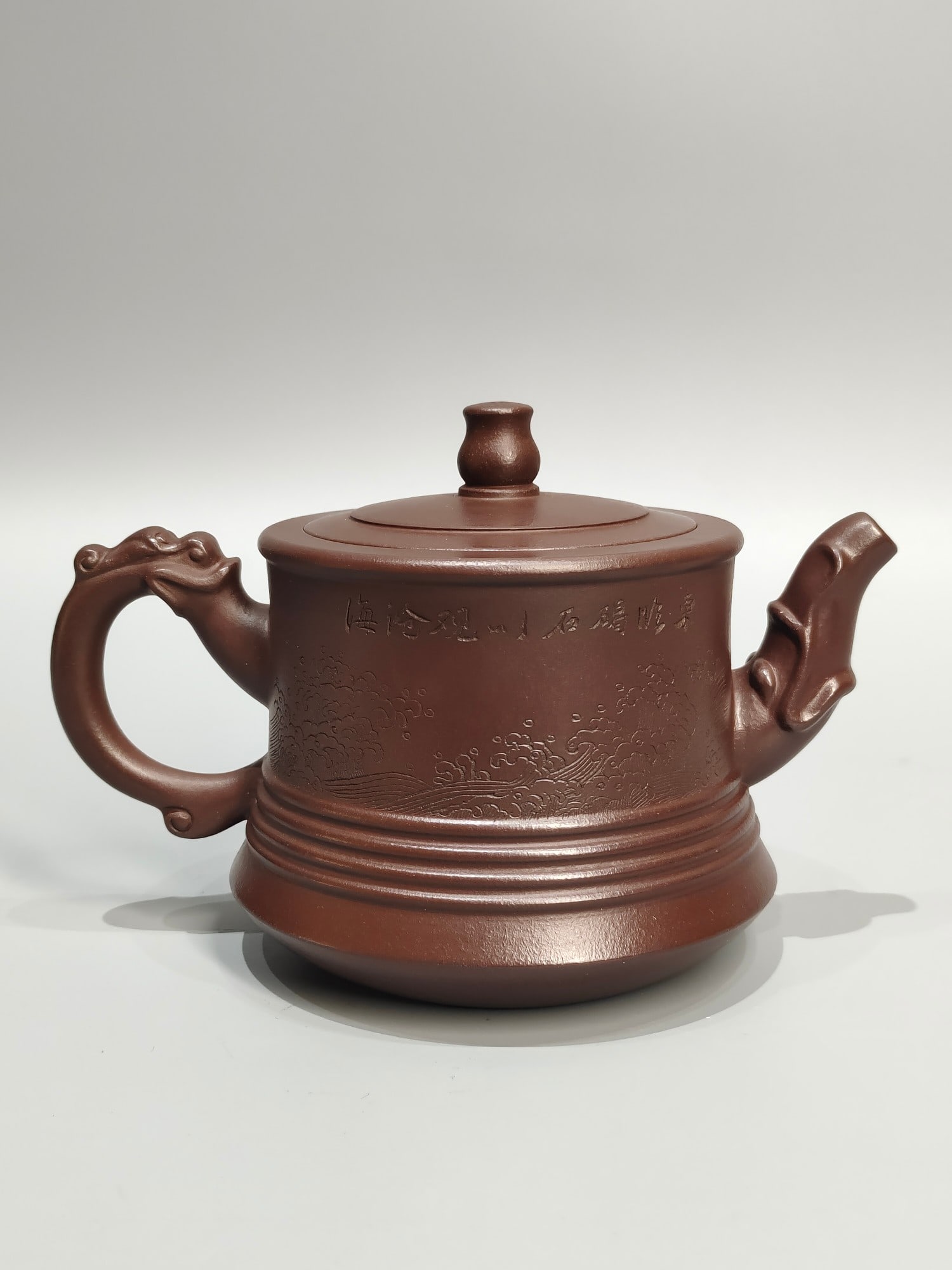 A rare antique teapot, a collaboration between Gu Jingzhou and Fan Zeng, bearing the inscription: A rare and well-preserved antique Zisha teapot, a collaborative work by Gu Jingzhou and Fan Zeng, bearing the mark of Fan Zeng. Dimensions: 16 x 12 cm. Provenance:From an old private collection in