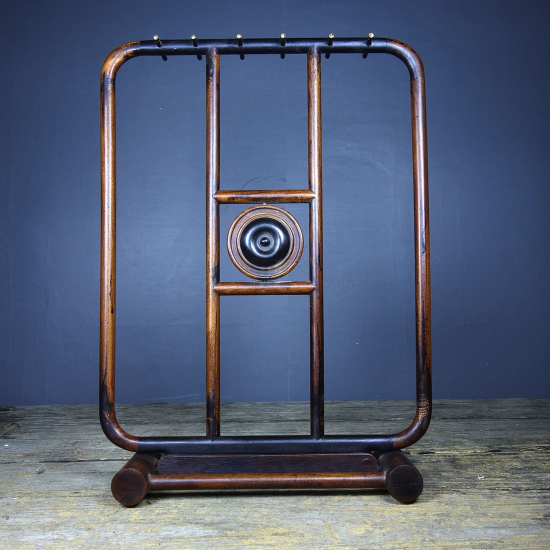 Old collection of rosewood pen holder/pen rack: Old-collected rosewood pen holder/pen rack with auspicious omens. Dimensions: Length 28cm, Width 9.5cm, Height 38cm. Weight: 660g. Provenance:From an old private collection in Budapest, Hungary. Our c