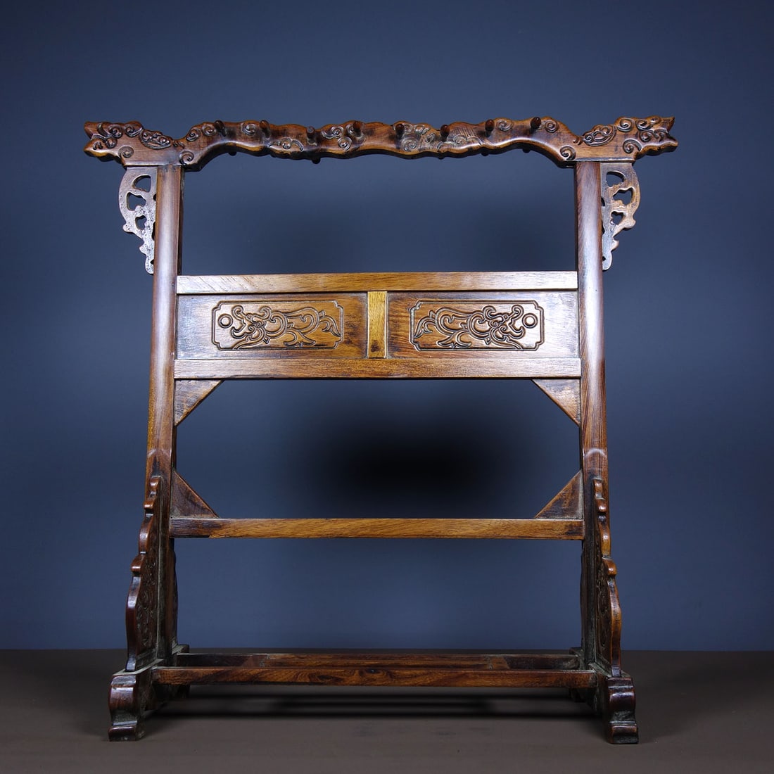 Old collection of rosewood double dragon pen holder: Old-collected rosewood double dragon pen holder/rest. Dimensions: Length 45cm, Width 15cm, Height 44cm. Weight: 1220g. Provenance:From an old private collection in Budapest, Hungary. Our cooperative l