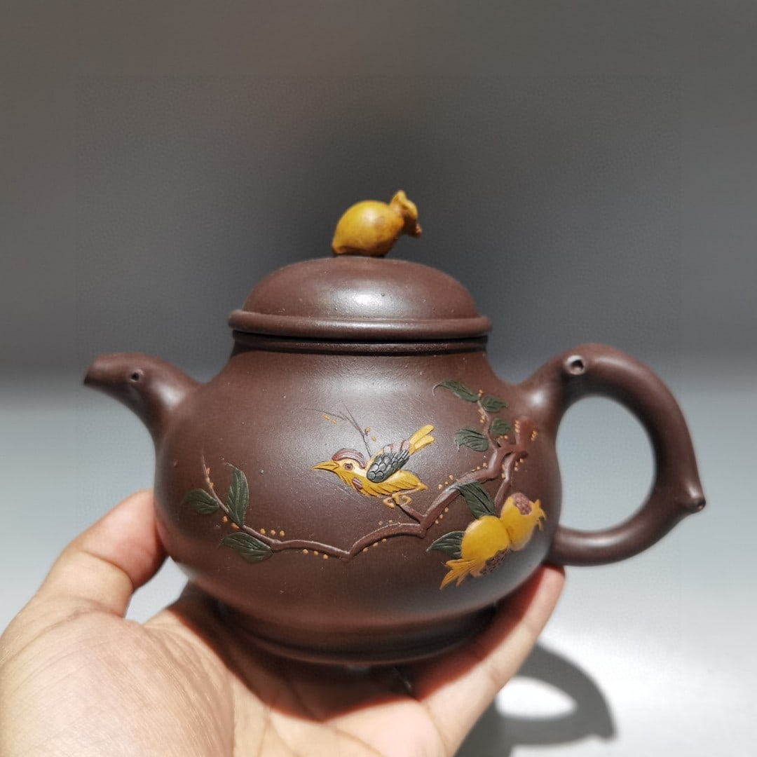 Name: Pomegranate Teapot: Name: Pomegranate Teapot (Lower Style) Brand: Wang Yinxian Size: 17 x 12 cm Capacity: 320cc Clay: Original Old Purple Clay Provenance:From an old private collection in Budapest, Hungary. Our cooperati