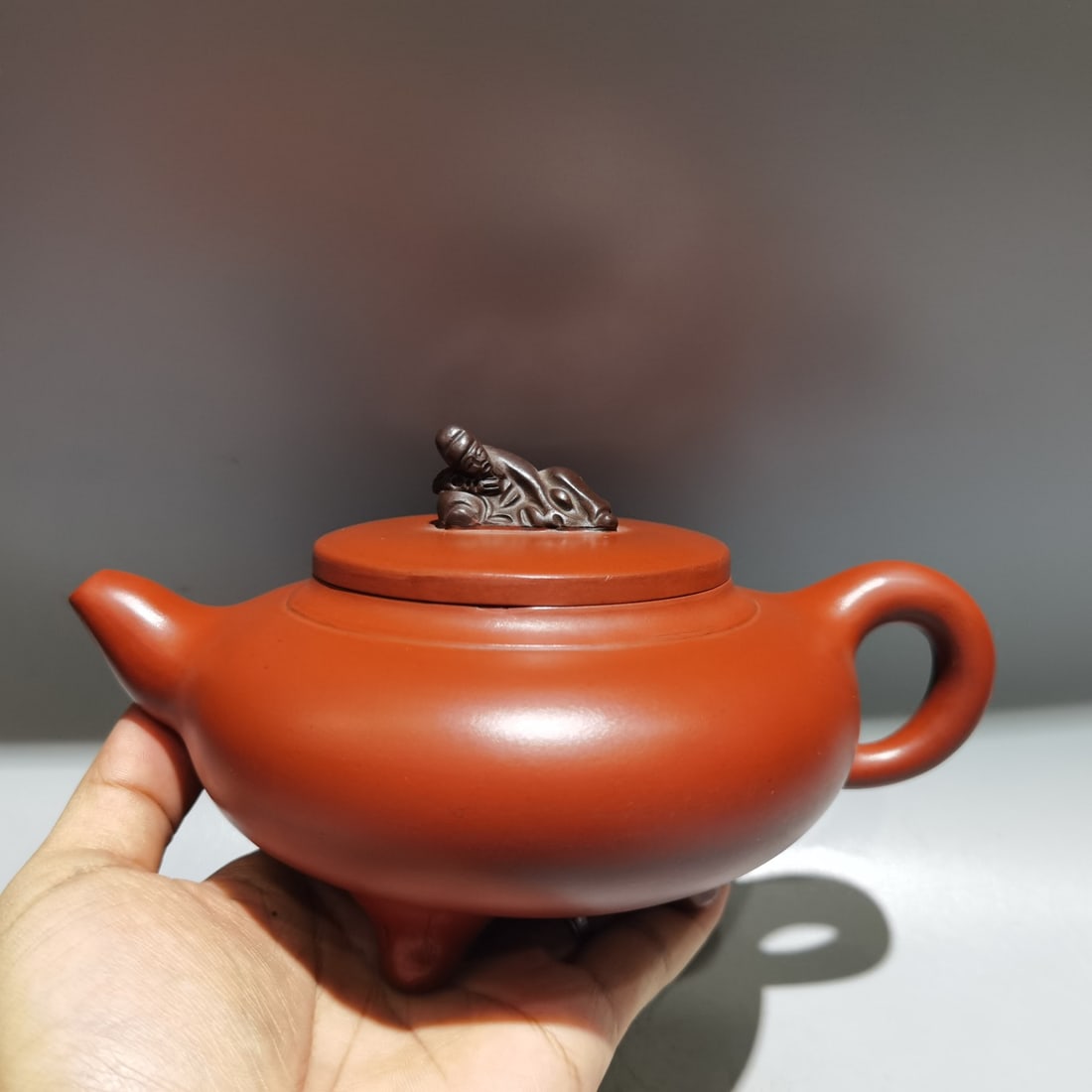 Name: Taibai's Drunken Wine: Name: Taibai Drunk (Lower Style) Name: Wei Yuanliang Size: 19 x 10 cm Capacity: 420cc Clay: Original Red Clay Provenance:Private collection from a professor in Paris-Saclay University. Our cooperative