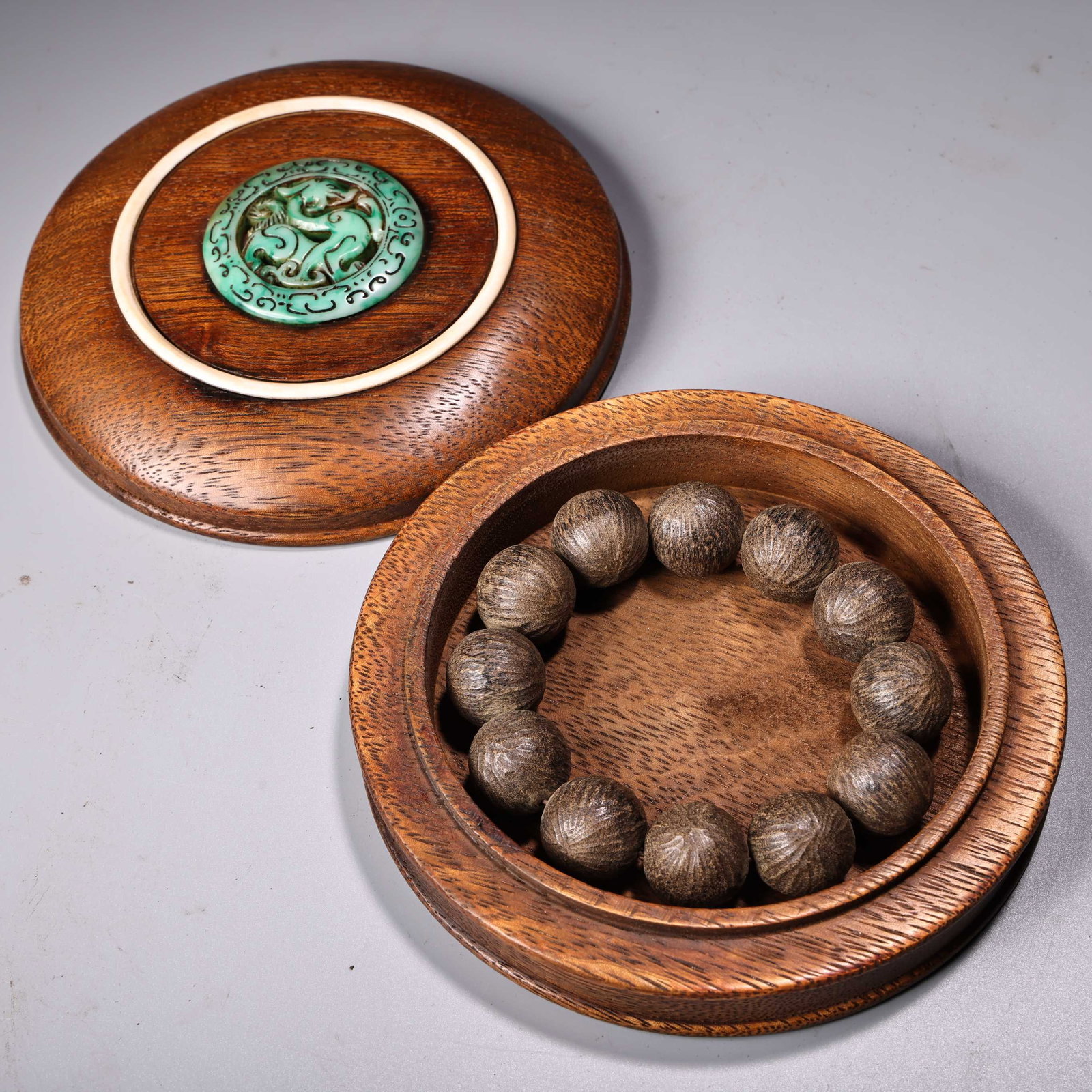 Rare and valuable antique collection: High-oil, sinking-grade Tarakan agarwood bracelet, made of (1 of 9)