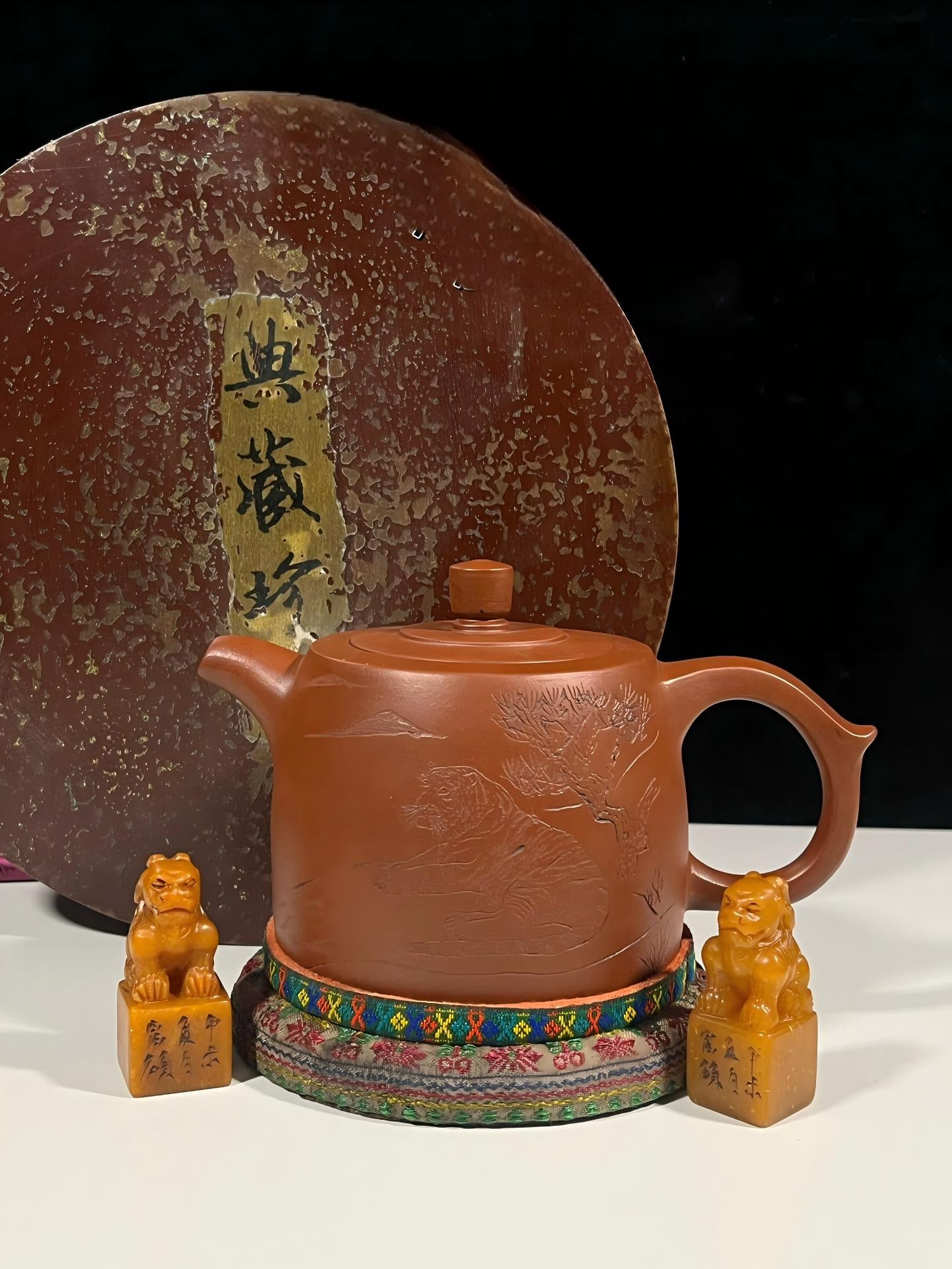 A rare and exquisite antique teapot made of Tianhuang stone with a pair of seals (5) (1 of 9)