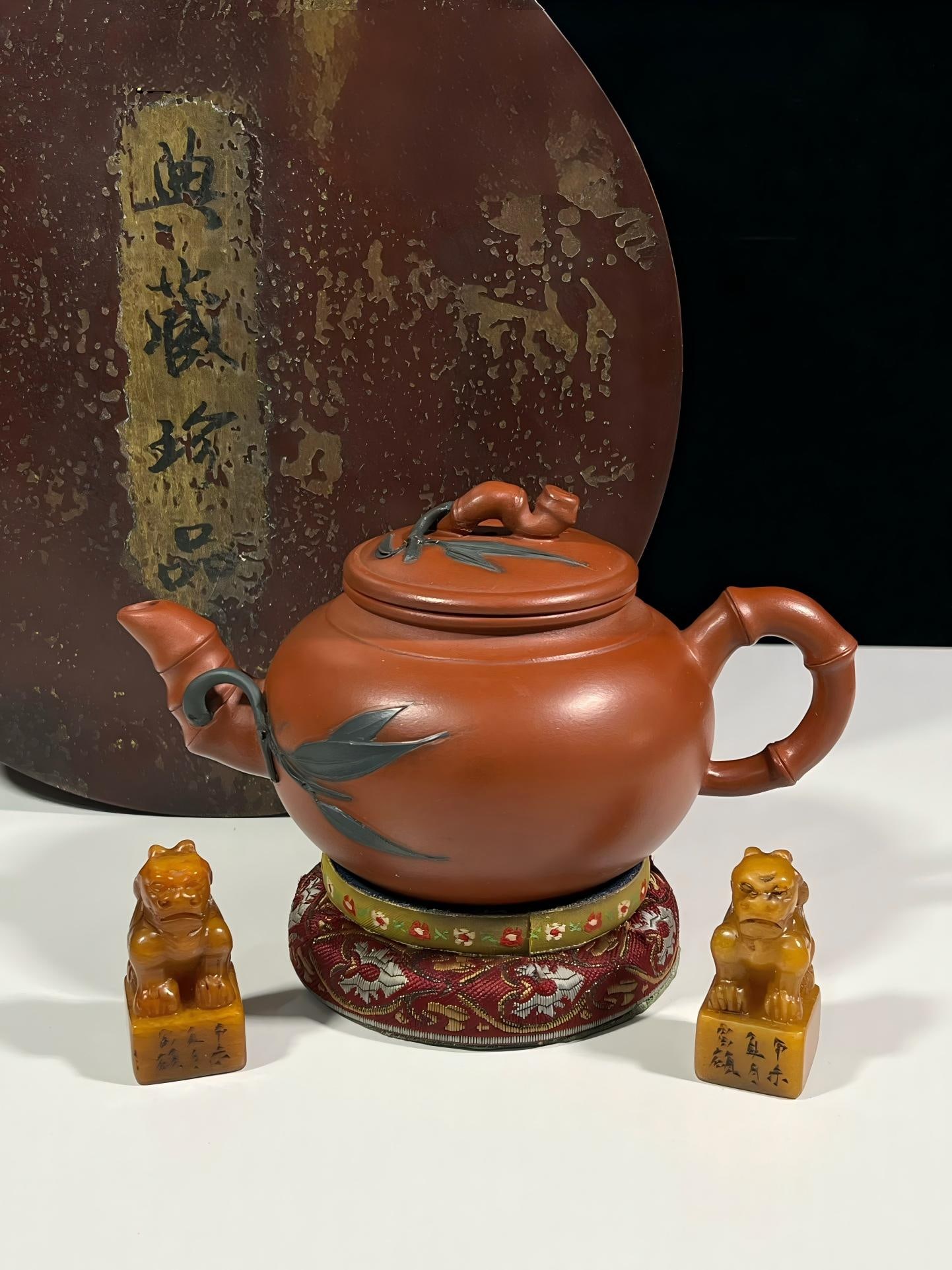 A pair of rare and exquisite Tianhuang stones and a Zisha teapot (from a collection of 48 items). (1 of 9)