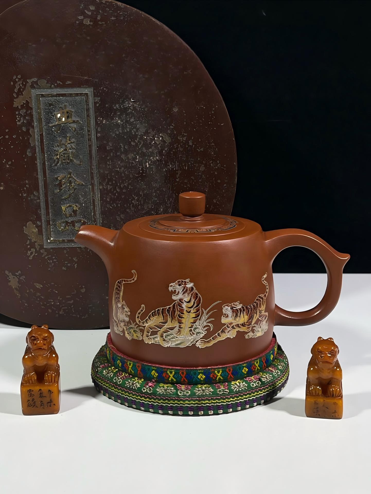 A rare and exquisite Yixing teapot from a long-time collection (Item 44) (1 of 9)