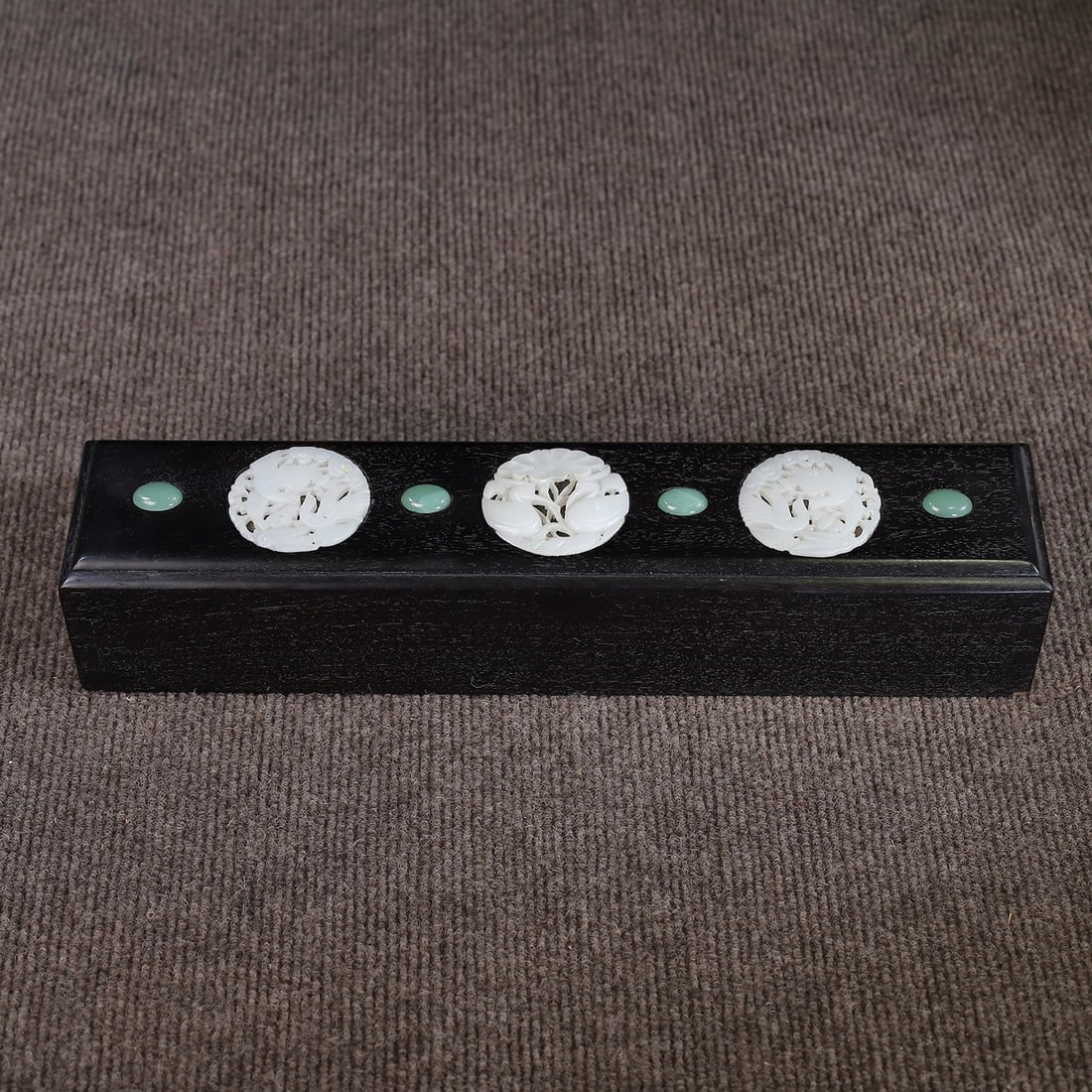 Ebony wood inlaid jade pull-out box/treasure box storage box: Ebony wood pull-out storage box inlaid with jade, 36 cm long, 7.5 cm wide, and 7 cm thick, weighing approximately 740 grams. Provenance:From a noted private collection in Bavaria, Germany. Our coopera