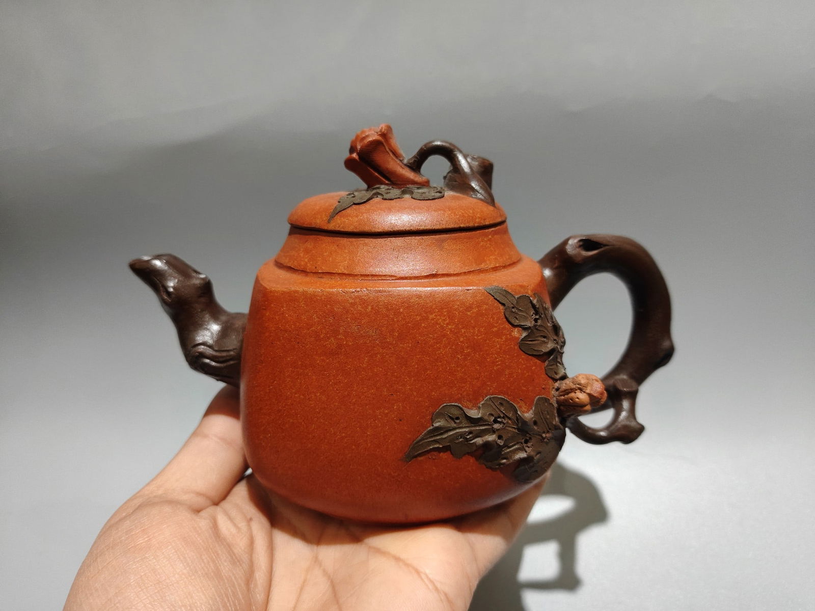 Name: Square Gourd Teapot: Name: Square Gourd Teapot (Lower Style) Brand: Jiang Rong Size: 17 x 12 cm Capacity: 360cc Clay: Original Yellow Duan Sand Provenance:From a private collection in Sussex, United Kingdom. Our cooperati