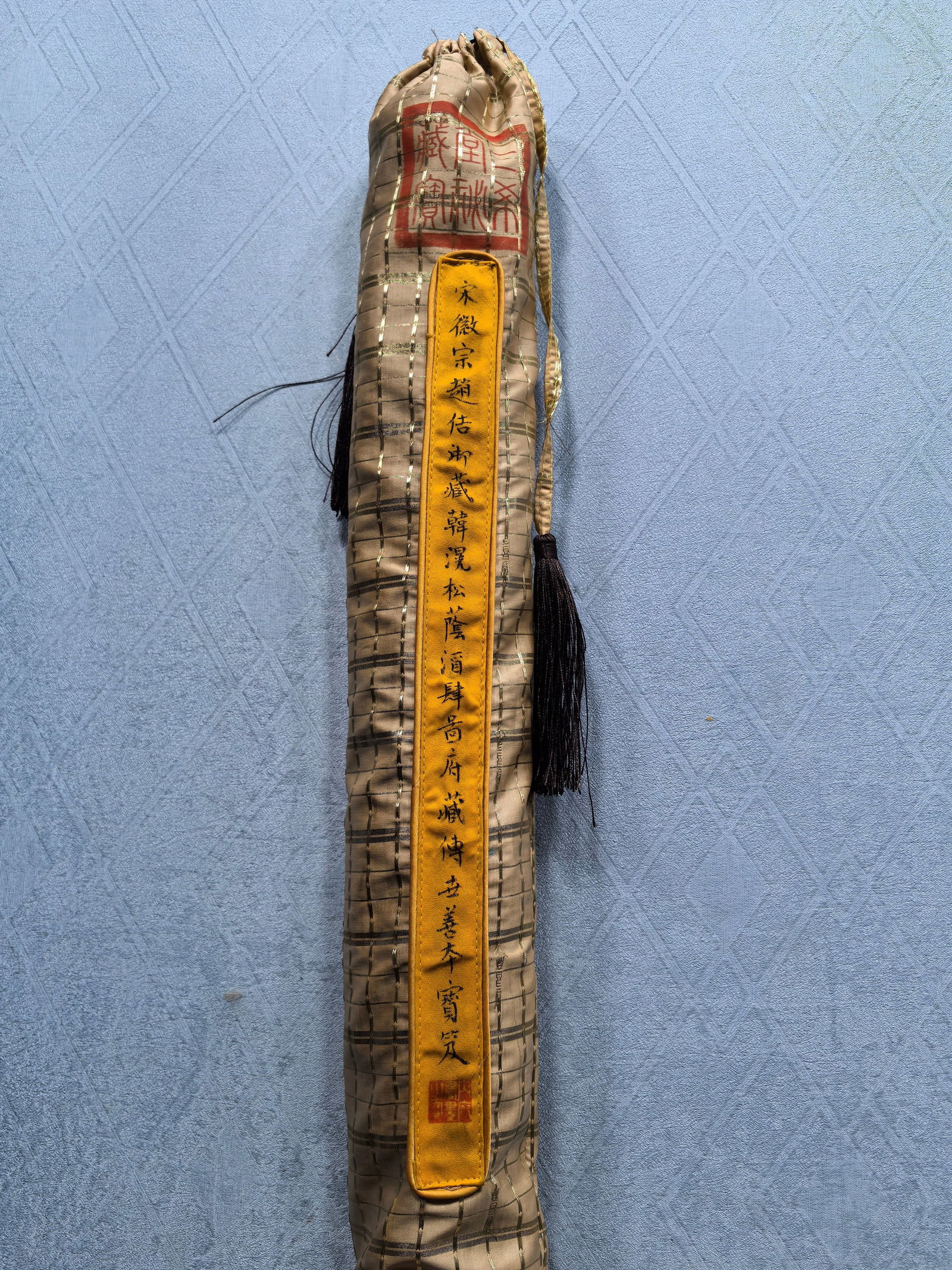 Han Huangsong's Tavern Picture: A fine silk scroll painting of pine trees and a wine shop by Han Huang of the Tang Dynasty, in the collection of Emperor Huizong of Song (Zhao Yi), measuring 59.6 x 139.3 cm. Provenance:Private collec