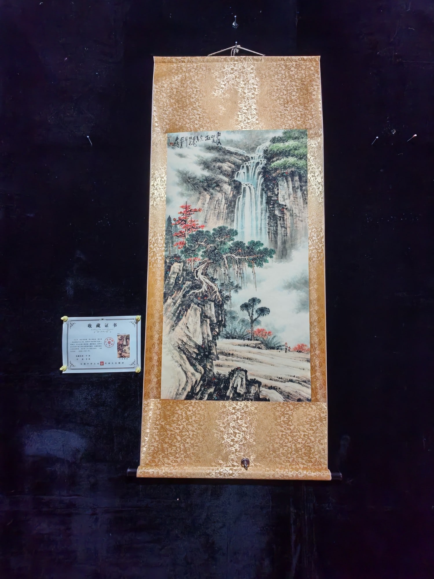 Guanshan Yue Lian Tian Chuan Pu: Four-foot hanging scroll with certificate and anti-counterfeiting features: "Waterfall Connecting the Heavens" by Guan Shanyue. Material: Xuan paper. Actual item photographed. Dimensions: Height 162cm
