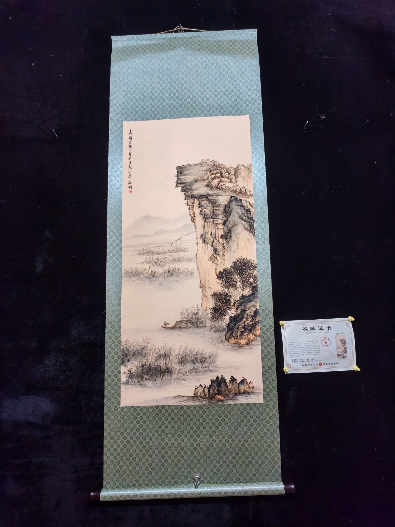 Wen Zhengming is waiting to cross the autumn mountain: Large four-foot hanging scroll, antique finish with certificate and anti-counterfeiting features: Autumn Mountains Awaiting Crossing; Artist: Wen Zhengming; Material: Xuan paper; Actual item photograp