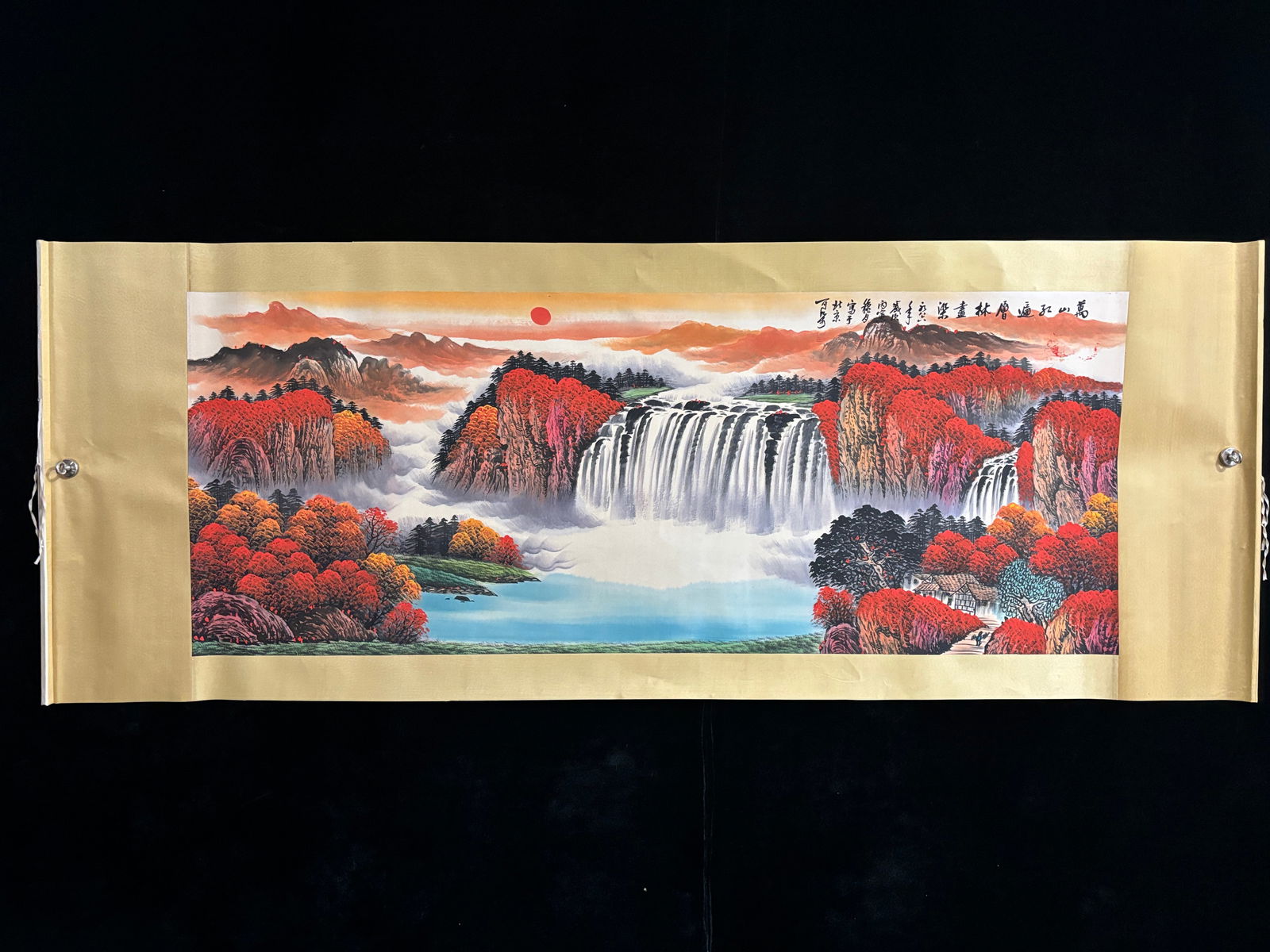 (Li Keran's "Thousands of Mountains Ablaze with Red") Six-foot Horizontal Hand-painted Work: (Li Keran's "Thousands of Mountains Ablaze with Red") Six-foot horizontal scroll painting. Material: Six-foot horizontal scroll Xuan paper. Mounting size: Approximately 230cm x 85cm. Painting size: Ap